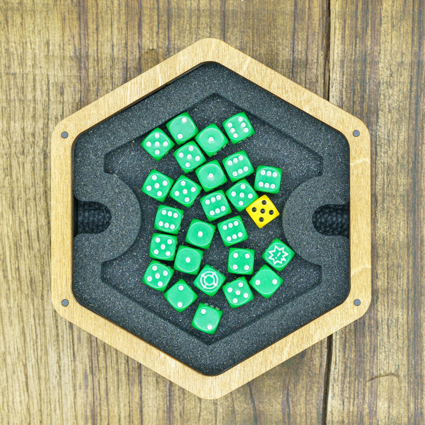 Scatola porta dadi e lancia dadi Drago Celtico - Scatola in legno con inserto in foam e coperchio magnetico, perfetta per DnD e wargame