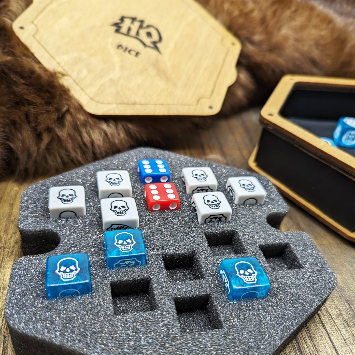 Scatola porta dadi HeroQuest in betulla e pelle vera – Vassoio lancia dadi con inserto in foam e chiusura magnetica – Taglia S o XL