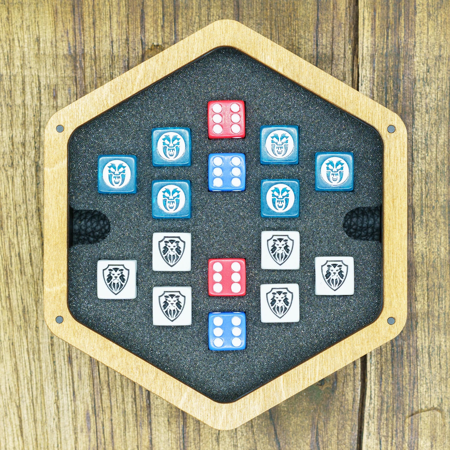 Scatola porta dadi HeroQuest in betulla e pelle vera – Vassoio lancia dadi con inserto in foam e chiusura magnetica – Taglia S o XL