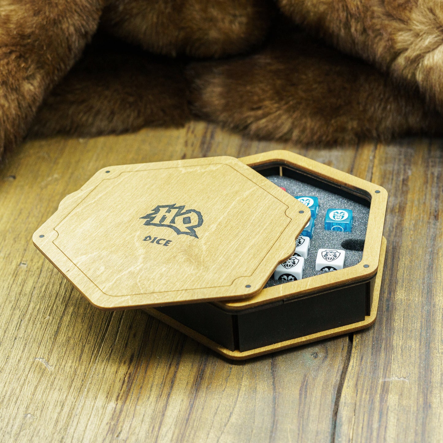 Scatola porta dadi HeroQuest in betulla e pelle vera – Vassoio lancia dadi con inserto in foam e chiusura magnetica – Taglia S o XL