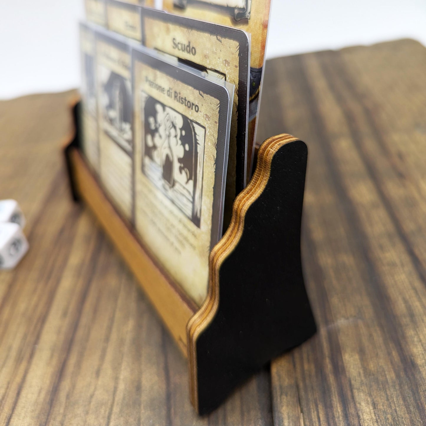 Porta Carte in Legno per Giochi da Tavolo – Supporto Universale a Tre Livelli – HeroQuest, Descent, Warhammer Quest, Dungeon Crawler