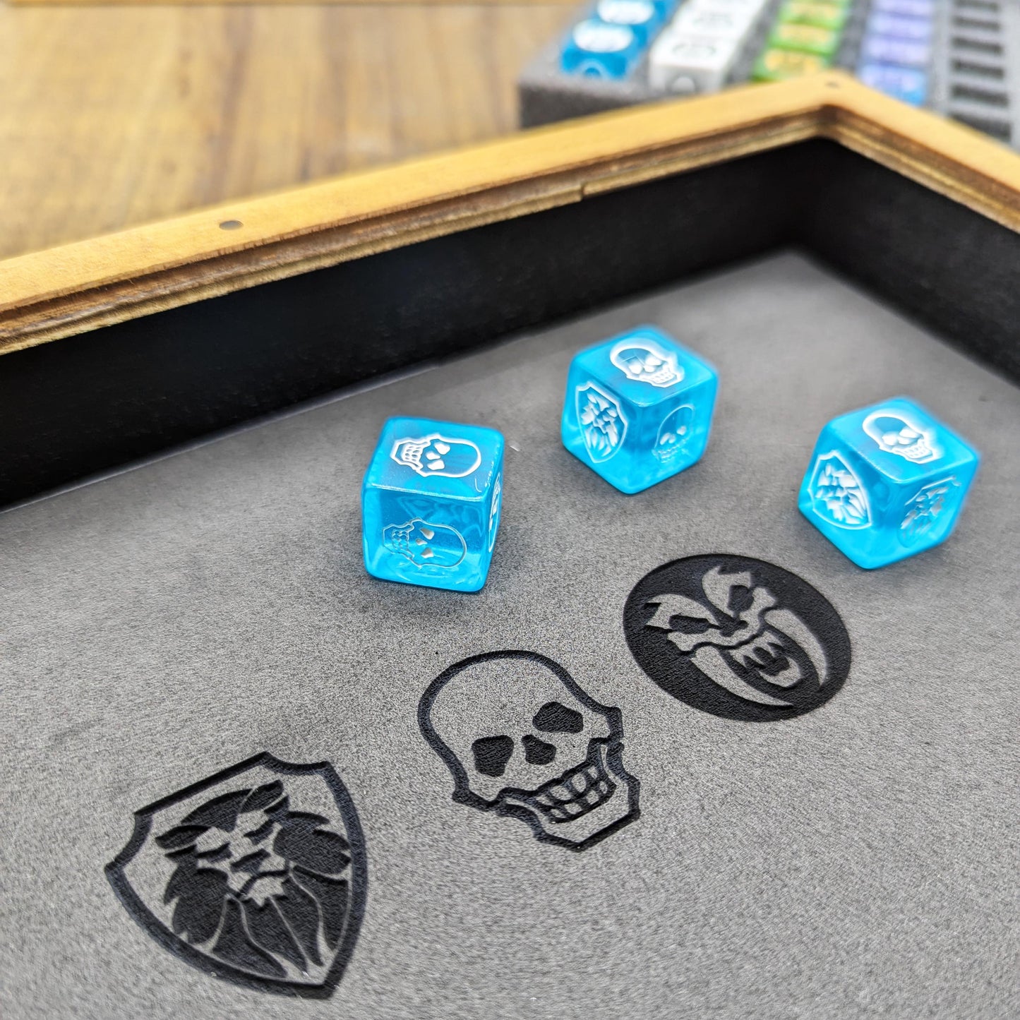 Scatola dadi in legno per HeroQuest – Contiene 60 o 80 dadi con vassoio – Porta dadi Combattimento e Power Dice con inserto in foam