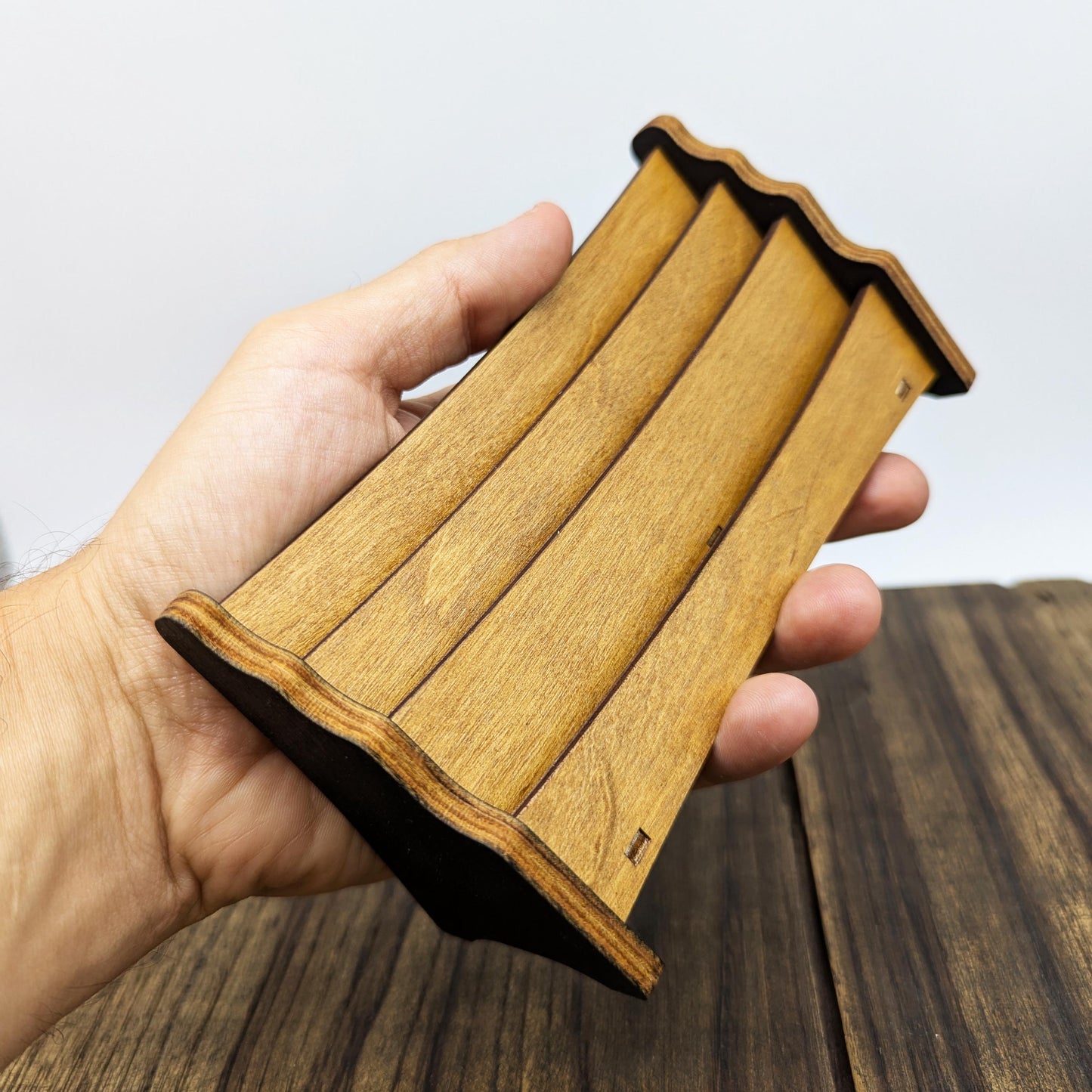 Porta Carte in Legno per Giochi da Tavolo – Supporto Universale a Tre Livelli – HeroQuest, Descent, Warhammer Quest, Dungeon Crawler