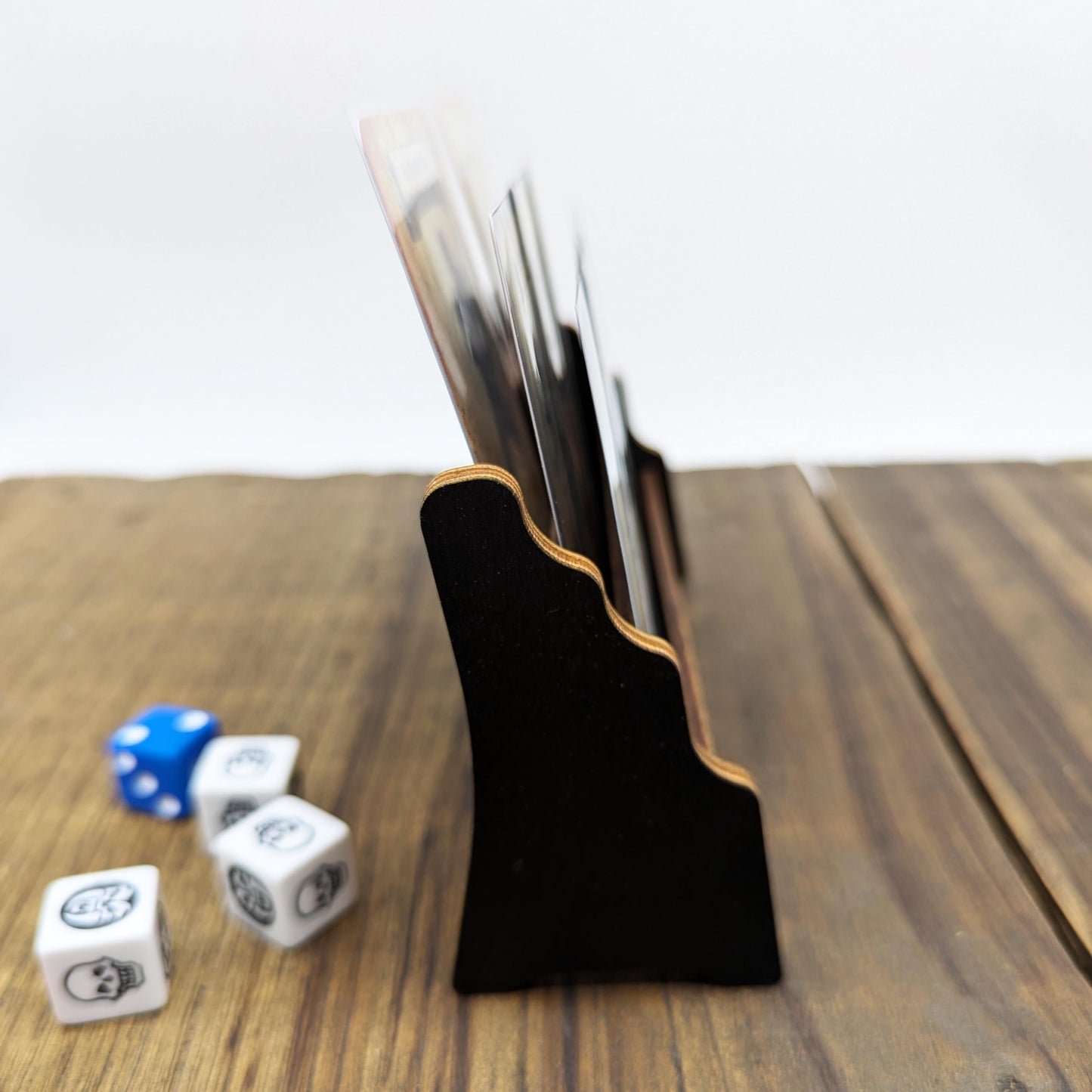 Porta Carte in Legno per Giochi da Tavolo – Supporto Universale a Tre Livelli – HeroQuest, Descent, Warhammer Quest, Dungeon Crawler