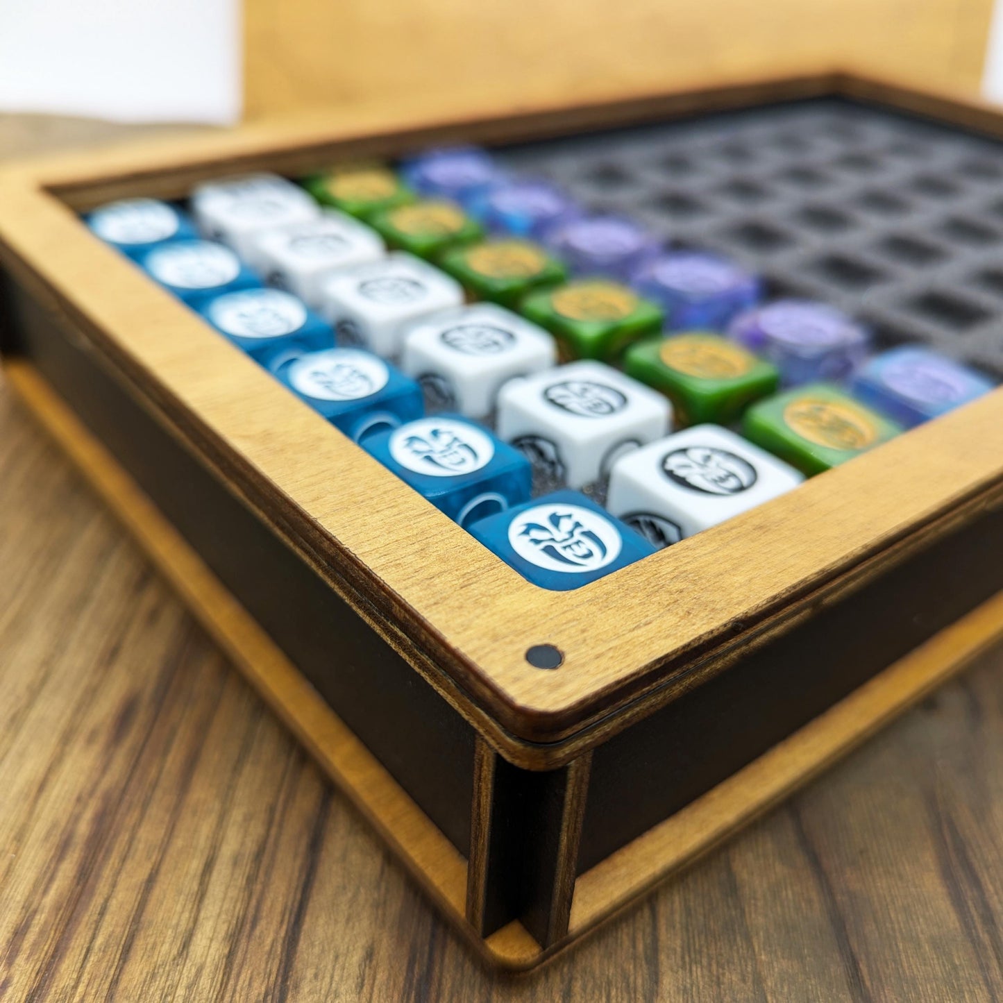 Scatola dadi in legno per HeroQuest – Contiene 60 o 80 dadi con vassoio – Porta dadi Combattimento e Power Dice con inserto in foam