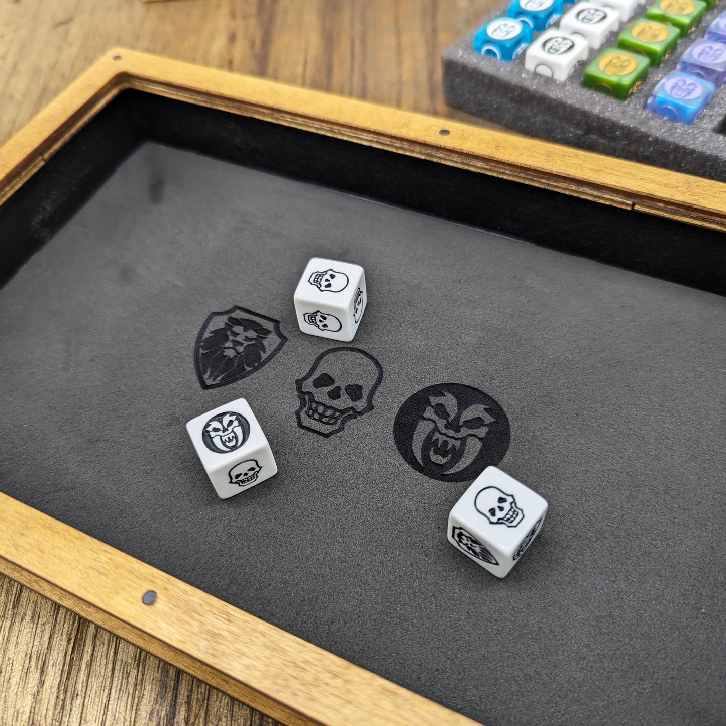 Scatola dadi in legno per HeroQuest – Contiene 60 o 80 dadi con vassoio – Porta dadi Combattimento e Power Dice con inserto in foam