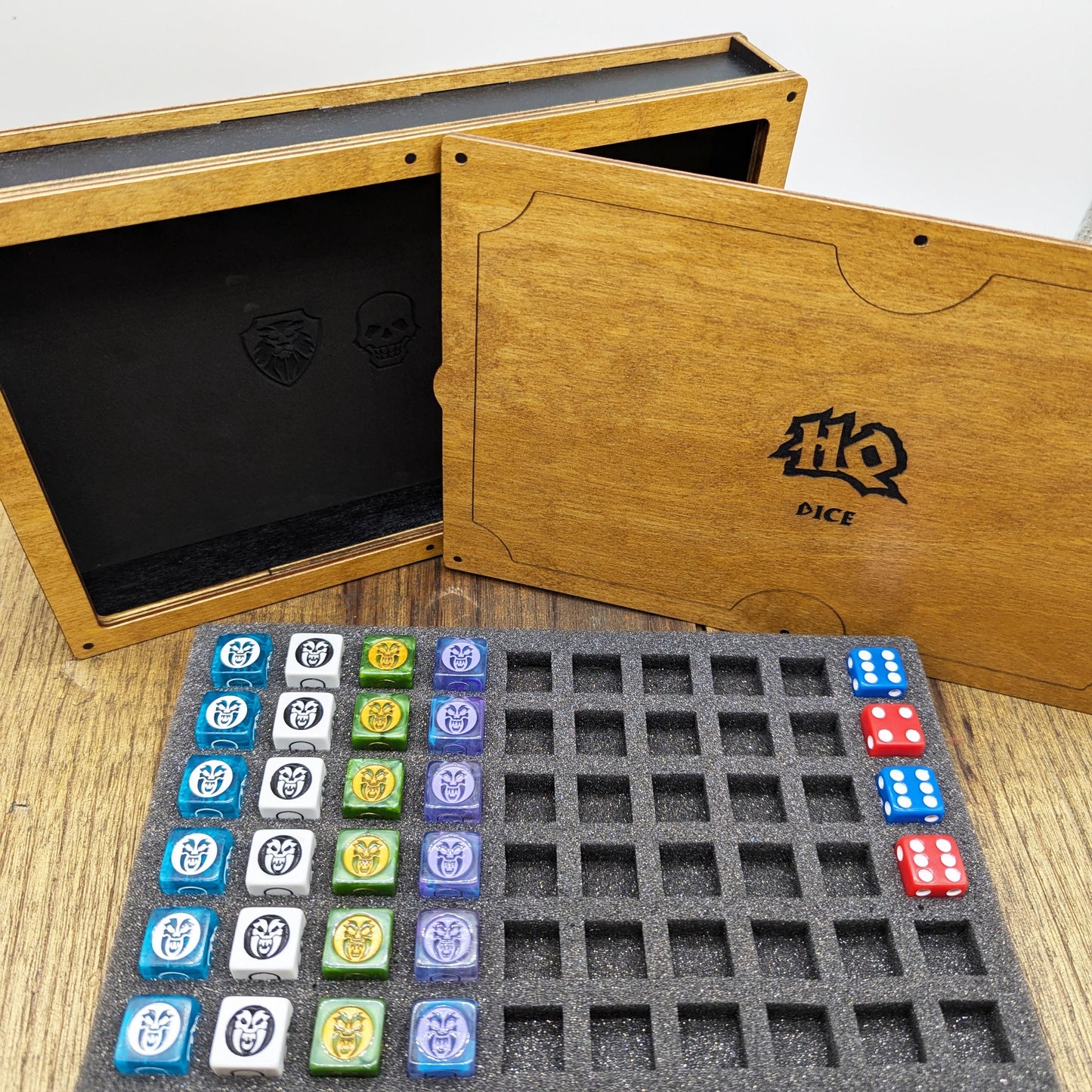 Scatola dadi in legno per HeroQuest – Contiene 60 o 80 dadi con vassoio – Porta dadi Combattimento e Power Dice con inserto in foam
