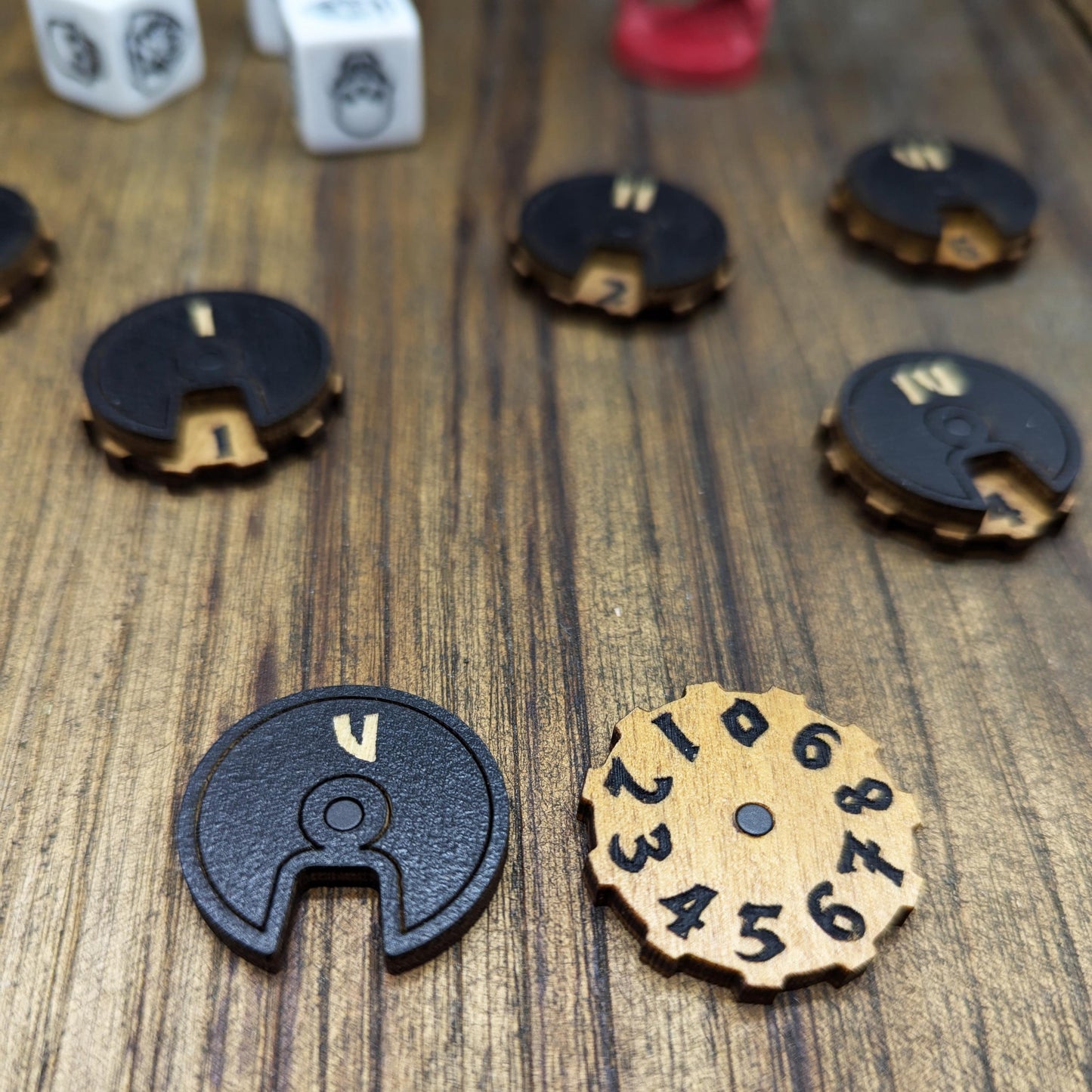 Heroquest Tracker magnetici in legno per tenere traccia dei punti corpo dei mostri, dei mercenari, dei personaggi. Disponibili con scatola.
