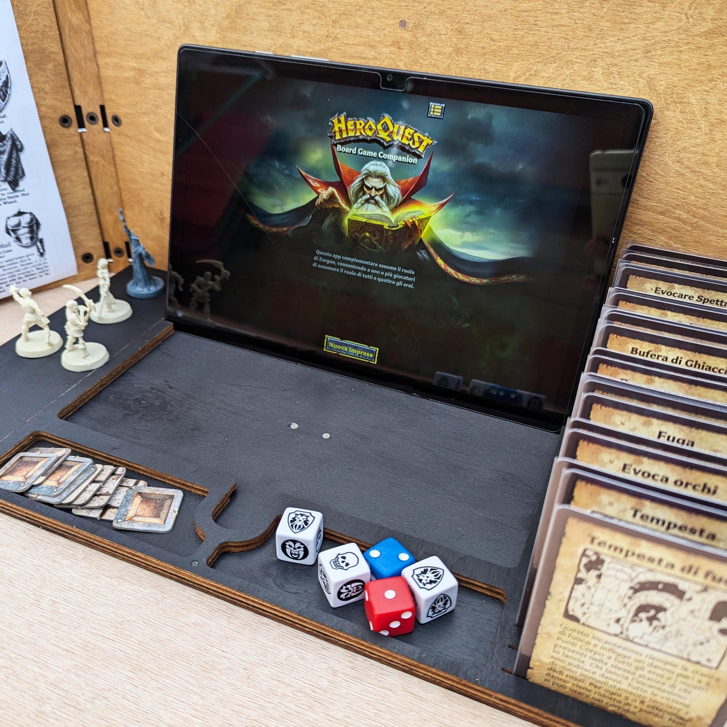 Schermo del Master HeroQuest in legno, versione Lite o Deluxe – Vassoio per carte, dadi, token, Questbook e tablet – Zargon Organizer