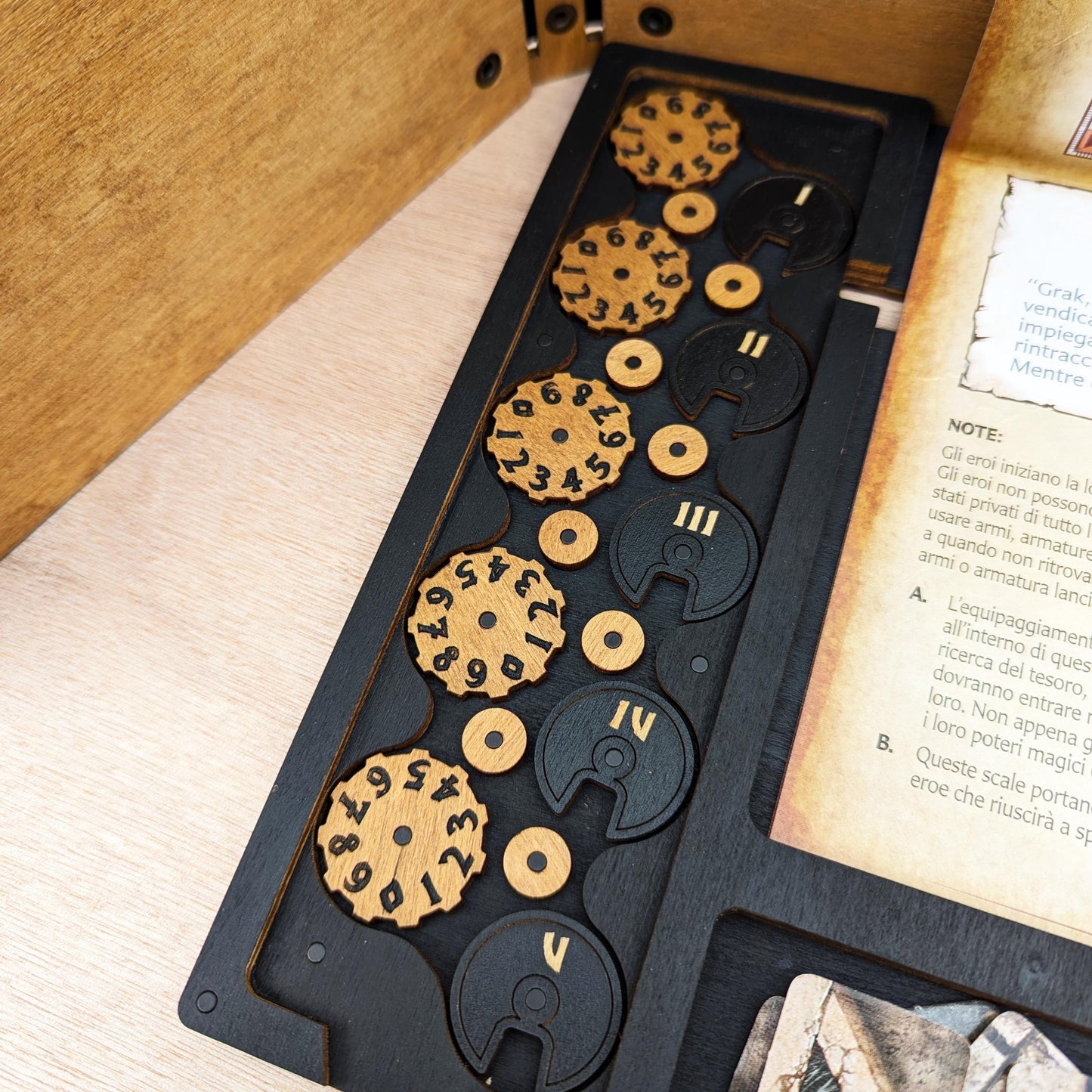 Schermo del Master HeroQuest in legno, versione Lite o Deluxe – Vassoio per carte, dadi, token, Questbook e tablet – Zargon Organizer
