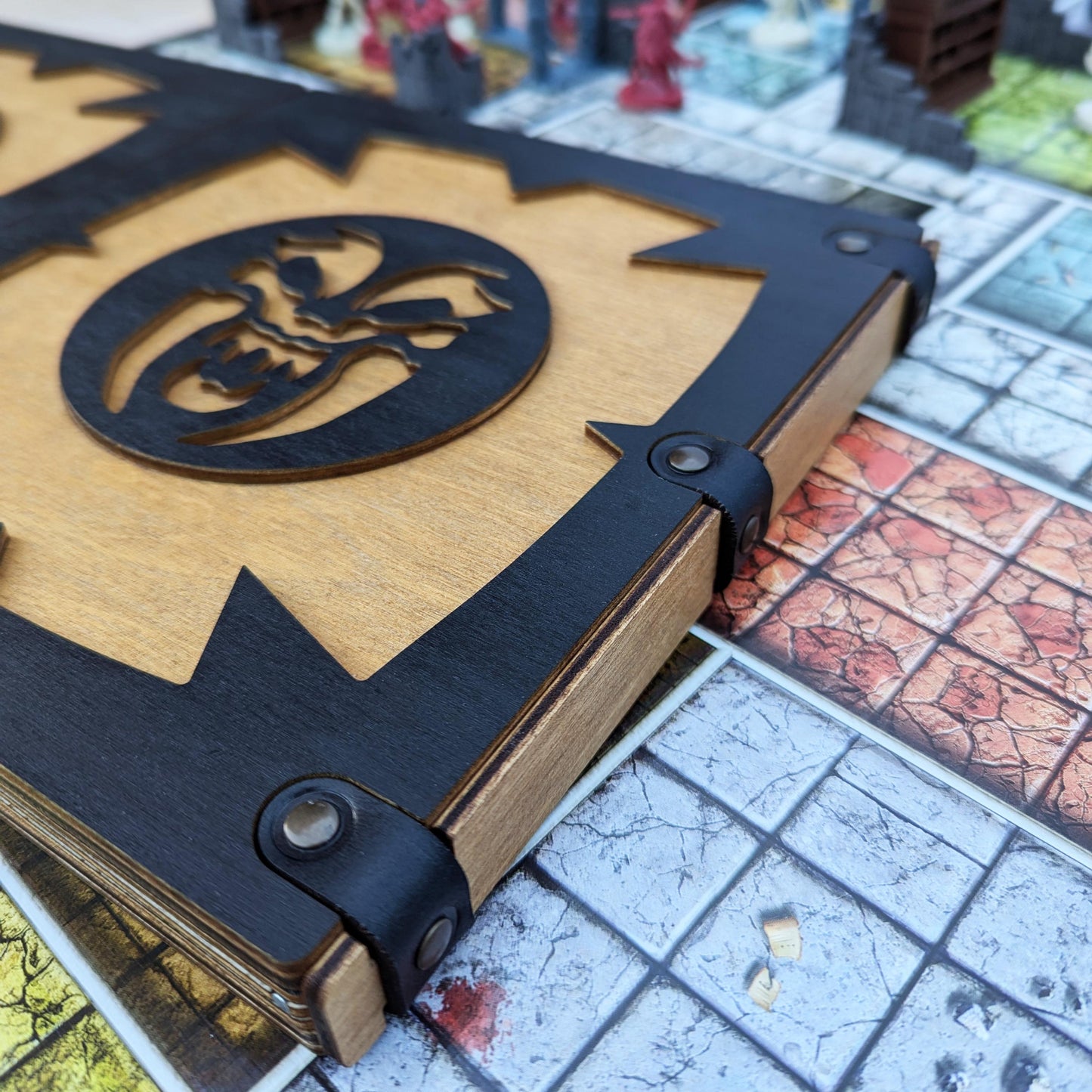 Schermo del Master HeroQuest in legno, versione Lite o Deluxe – Vassoio per carte, dadi, token, Questbook e tablet – Zargon Organizer