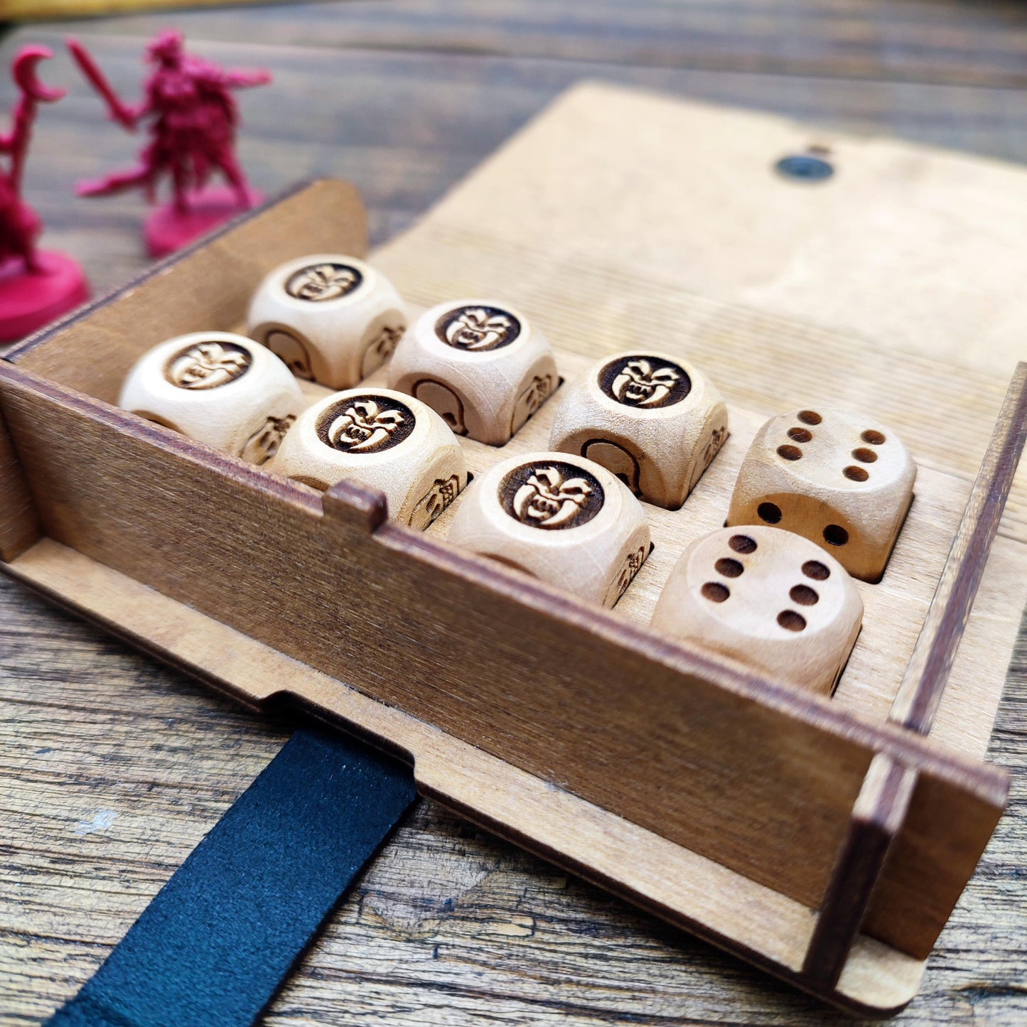Heroquest Scatola porta dadi in legno con dadi da combattimento e movimento in legno versione 1989 o 2021. Scatola per dadi originali.
