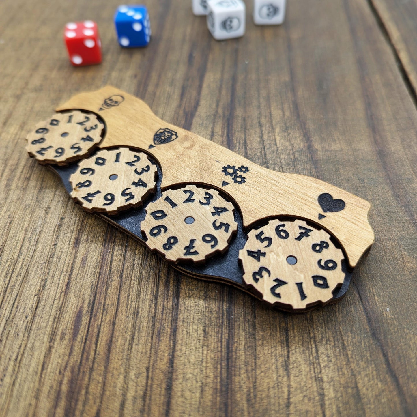 Heroquest poggia dadi e mini plancia giocatore in legno con contatori punti corpo, punti mente, dadi attacco e difesa. Aggancio magnetico.