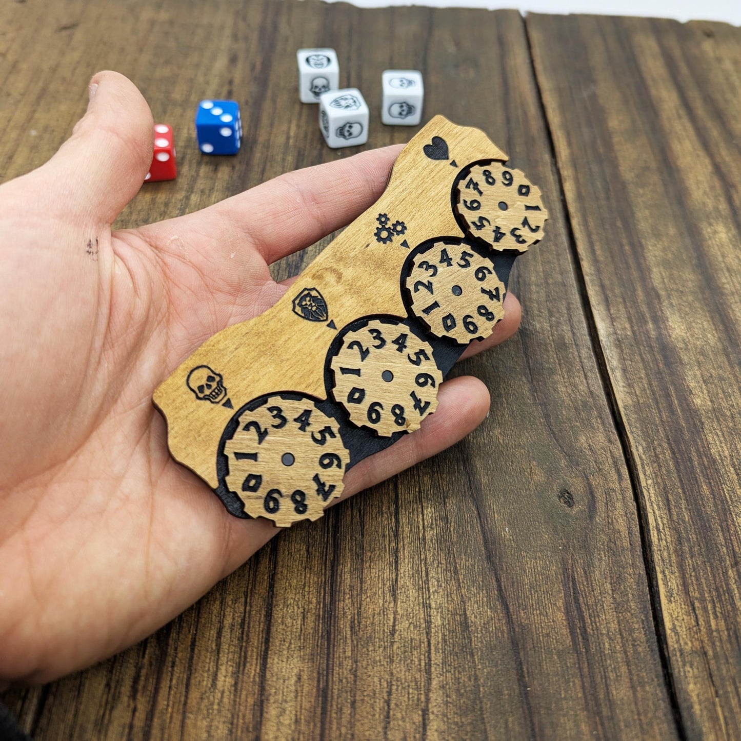Heroquest poggia dadi e mini plancia giocatore in legno con contatori punti corpo, punti mente, dadi attacco e difesa. Aggancio magnetico.