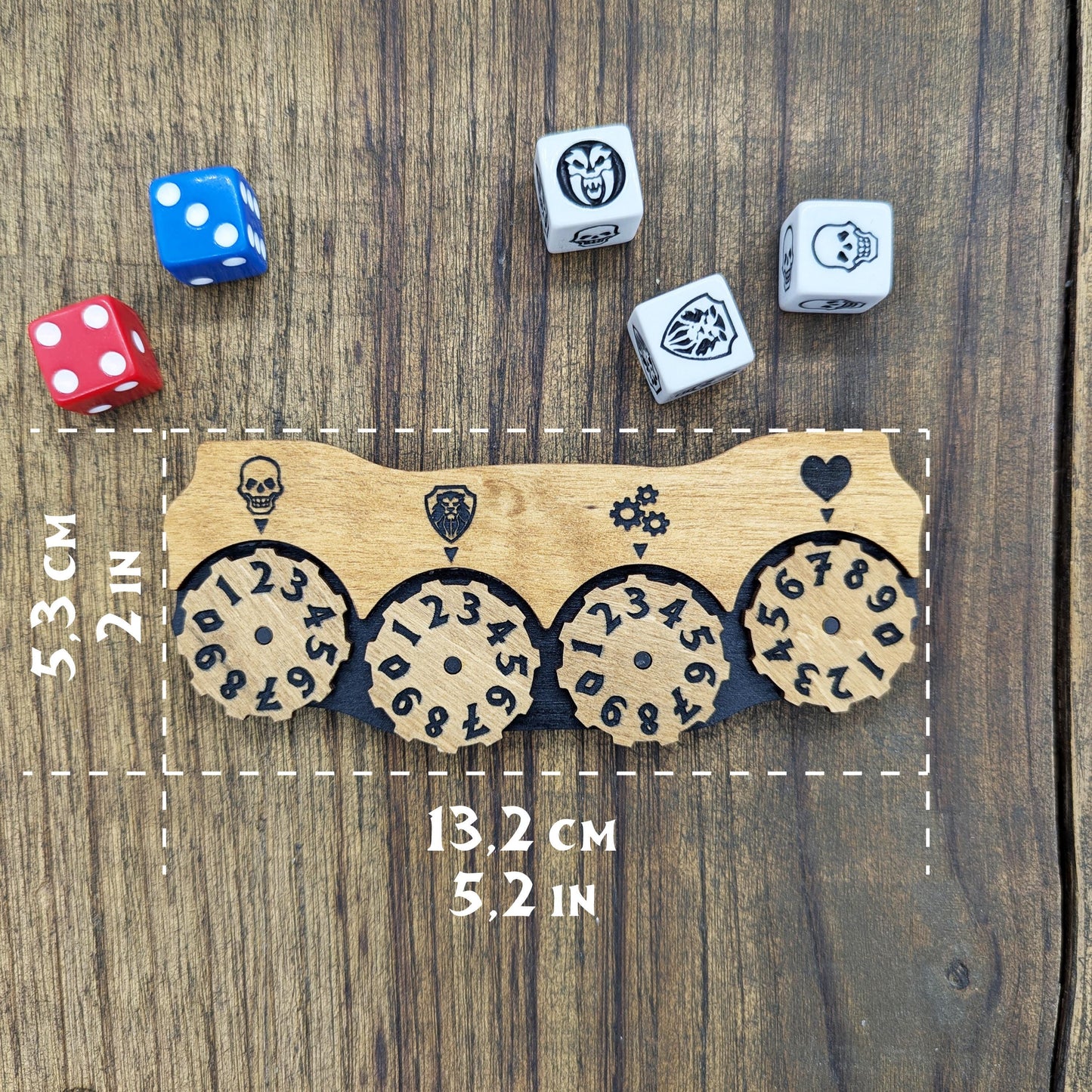 Heroquest poggia dadi e mini plancia giocatore in legno con contatori punti corpo, punti mente, dadi attacco e difesa. Aggancio magnetico.