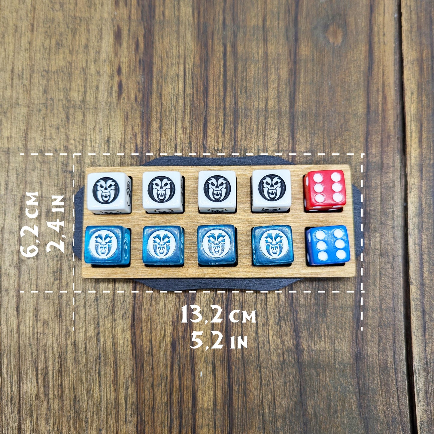 Heroquest poggia dadi e mini plancia giocatore in legno con contatori punti corpo, punti mente, dadi attacco e difesa. Aggancio magnetico.