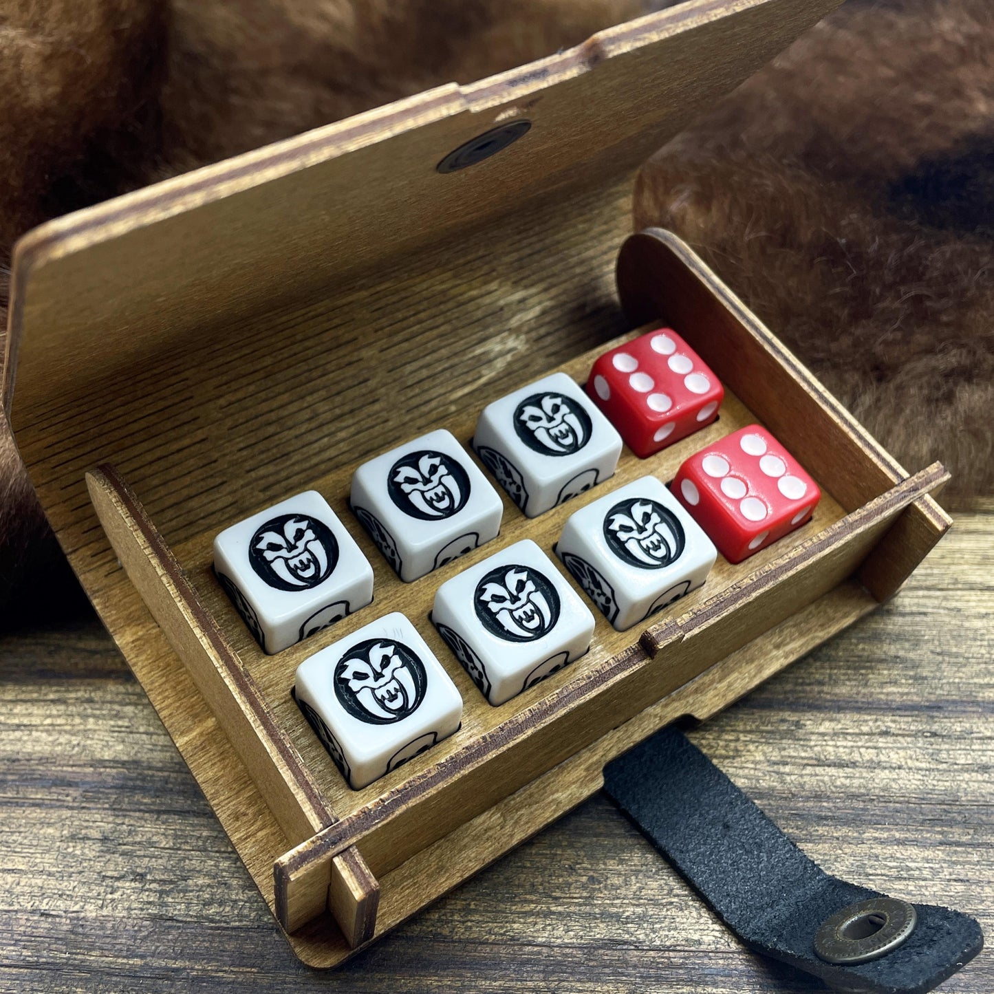 Heroquest Scatola porta dadi in legno con dadi da combattimento e movimento in legno versione 1989 o 2021. Scatola per dadi originali.