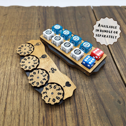 Heroquest poggia dadi e mini plancia giocatore in legno con contatori punti corpo, punti mente, dadi attacco e difesa. Aggancio magnetico.
