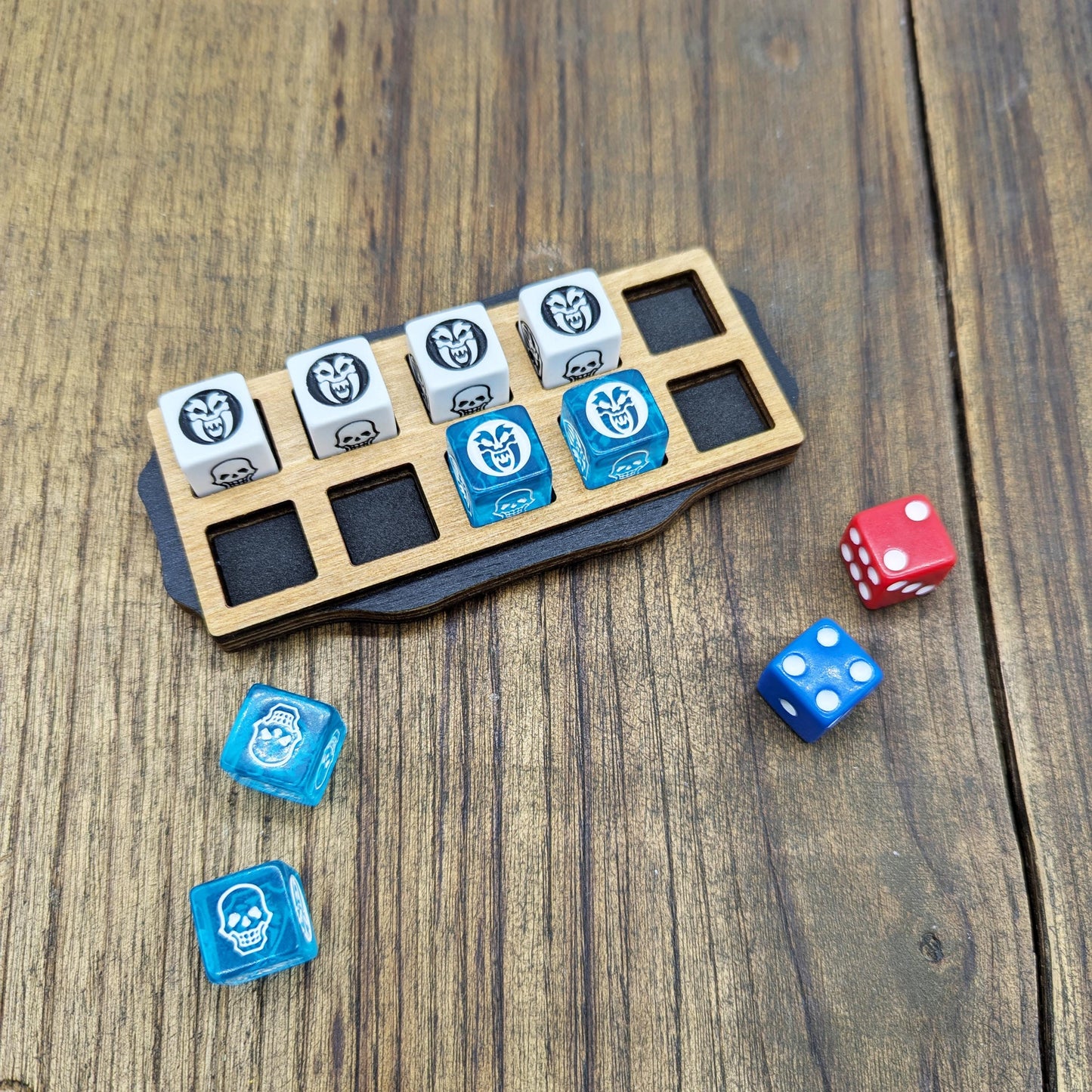 Heroquest poggia dadi e mini plancia giocatore in legno con contatori punti corpo, punti mente, dadi attacco e difesa. Aggancio magnetico.
