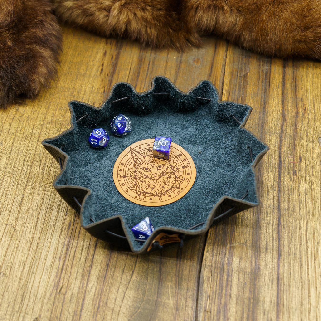 Sacca Porta Dadi e Vassoio in Pelle con Emblemi Tematici – Porta Dadi in Vera Pelle Italiana per Giochi da Tavolo e di Ruolo