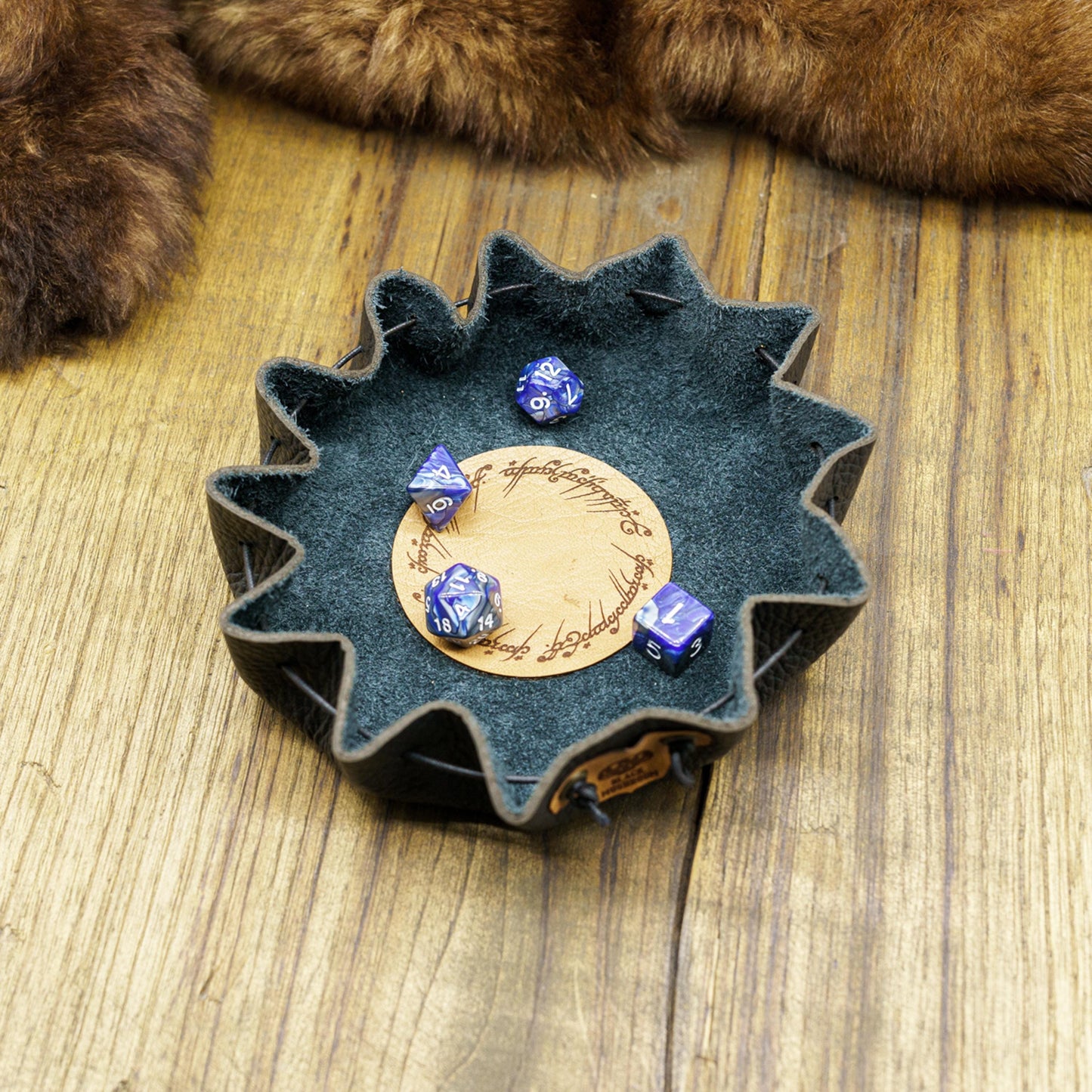 Sacca Porta Dadi e Vassoio in Pelle con Emblemi Tematici – Porta Dadi in Vera Pelle Italiana per Giochi da Tavolo e di Ruolo