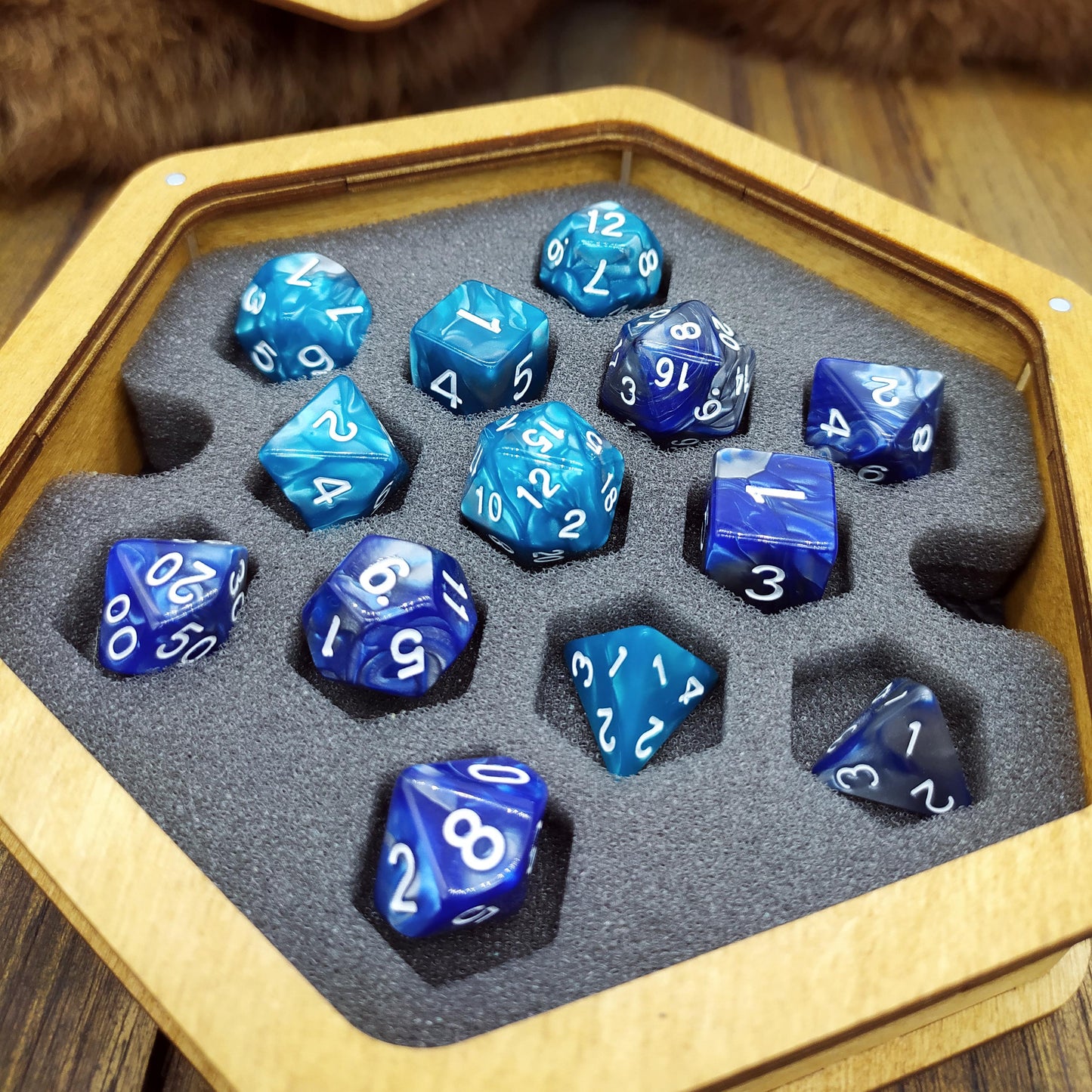 Porta Dadi in Legno e Vassoio con Inserto in Foam e Incisioni Tematiche – Lanciadadi Multi-Design per Giochi da Tavolo, GDR e Wargame
