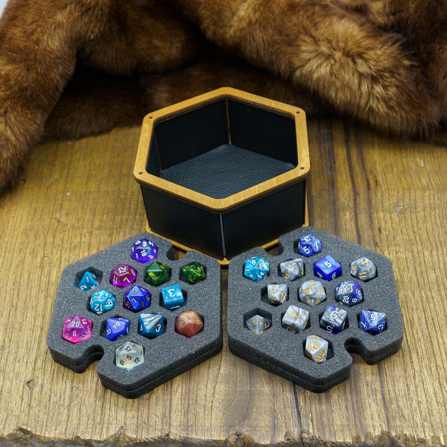 Porta Dadi in Legno e Vassoio con Inserto in Foam e Incisioni Tematiche – Lanciadadi Multi-Design per Giochi da Tavolo, GDR e Wargame