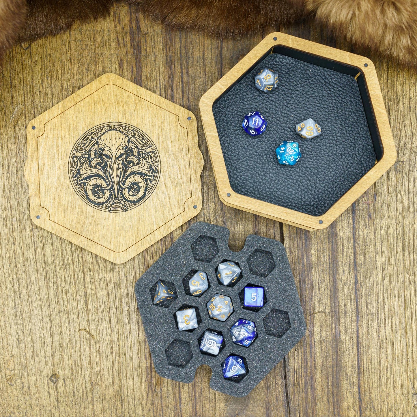 Porta Dadi in Legno e Vassoio con Inserto in Foam e Incisioni Tematiche – Lanciadadi Multi-Design per Giochi da Tavolo, GDR e Wargame