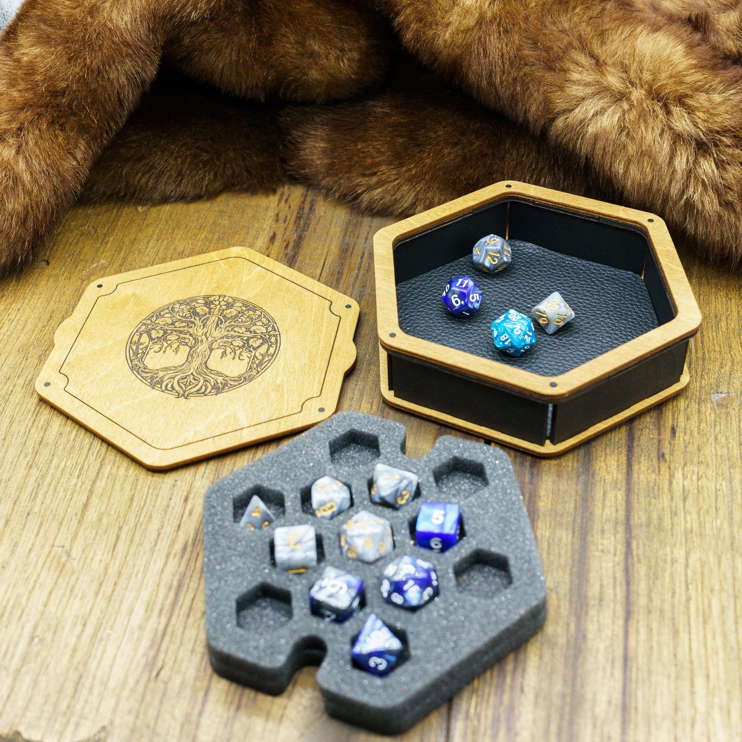 Porta Dadi in Legno e Vassoio con Inserto in Foam e Incisioni Tematiche – Lanciadadi Multi-Design per Giochi da Tavolo, GDR e Wargame