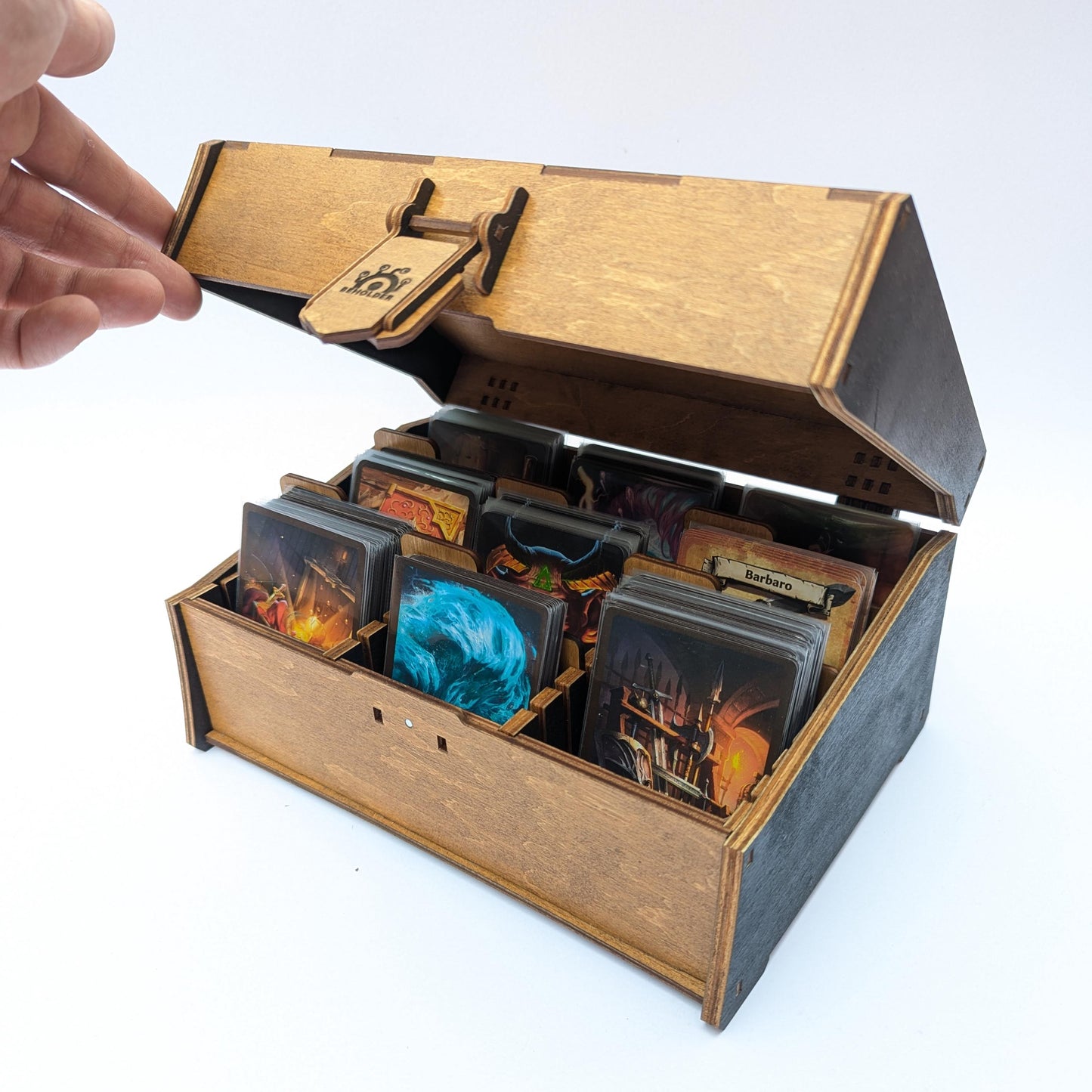 Scatola porta carte in legno per HeroQuest – Contiene 600+ carte con bustine, con divisori – Organizzatore carte HeroQuest
