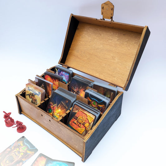 Scatola porta carte in legno per HeroQuest – Contiene 600+ carte con bustine, con divisori – Organizzatore carte HeroQuest