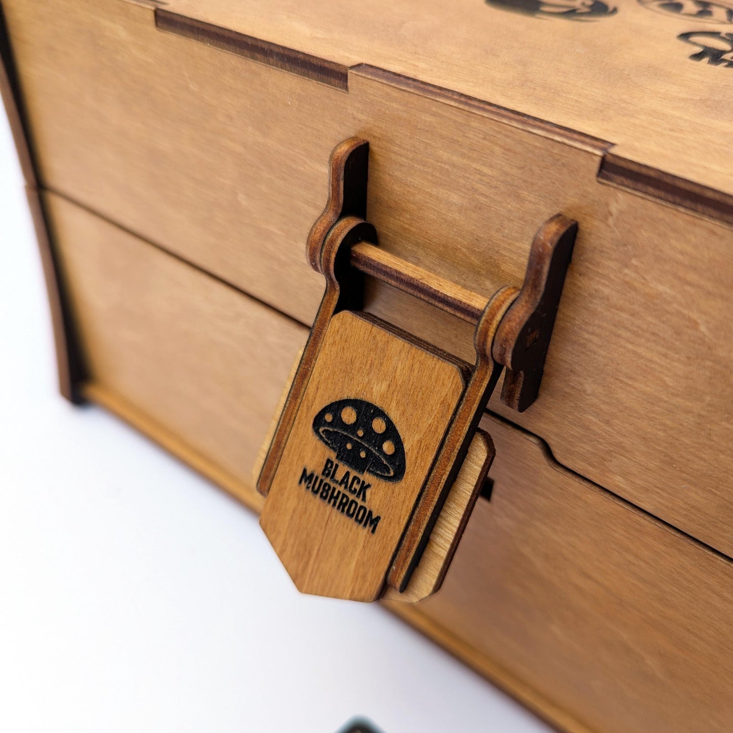 Scatola porta carte in legno per 600+ carte imbustate, con divisori interni. Coperchio personalizzabile. Magic, Lorcana, boardgames, TCG
