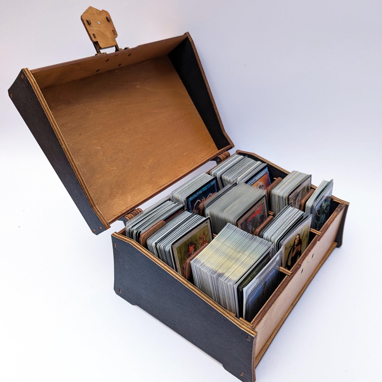 Scatola porta carte in legno per 600+ carte imbustate, con divisori interni. Coperchio personalizzabile. Magic, Lorcana, boardgames, TCG