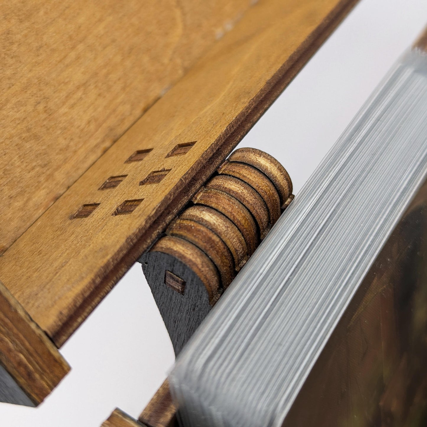 Scatola porta carte in legno per 600+ carte imbustate, con divisori interni. Coperchio personalizzabile. Magic, Lorcana, boardgames, TCG