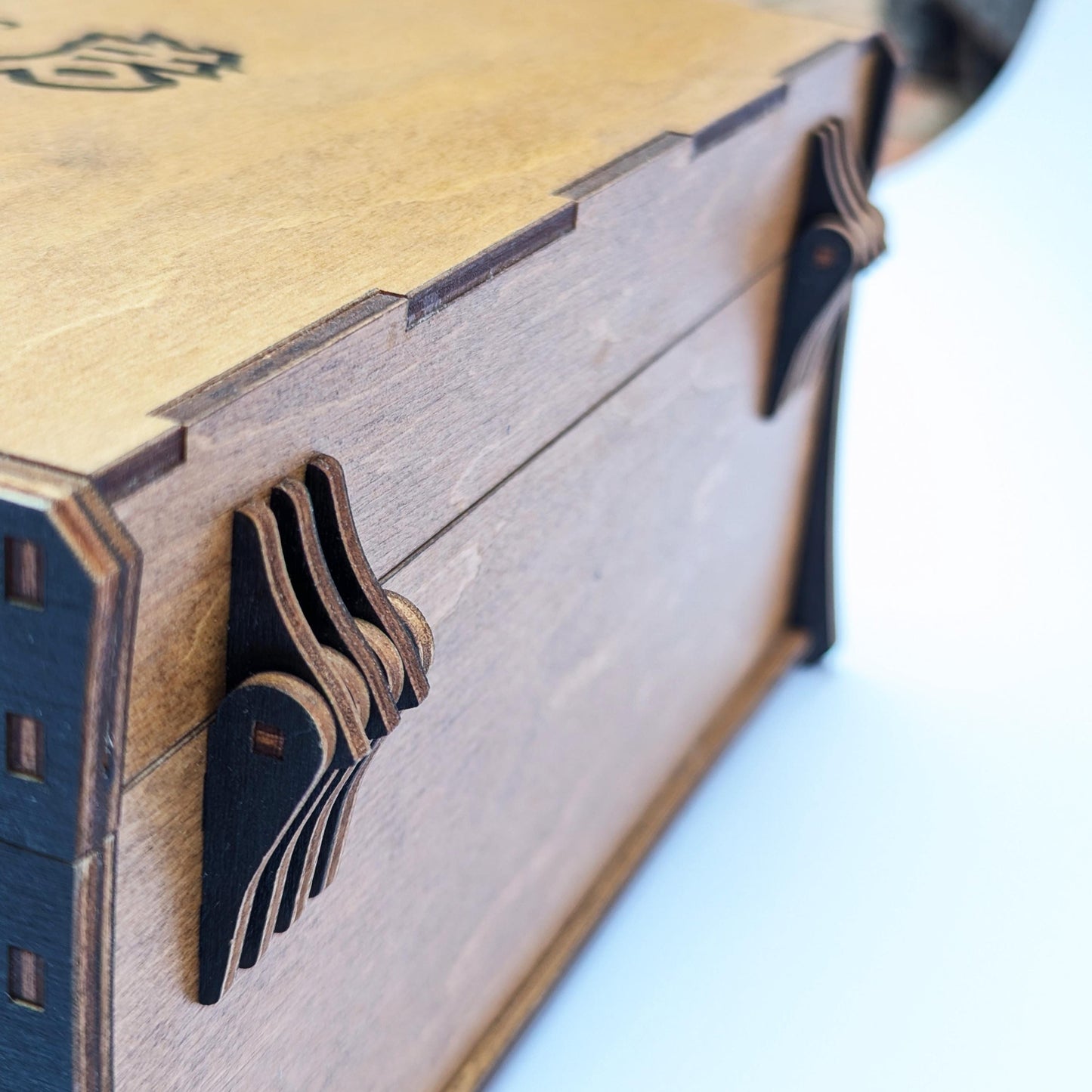 Scatola porta carte in legno per HeroQuest – Contiene 600+ carte con bustine, con divisori – Organizzatore carte HeroQuest