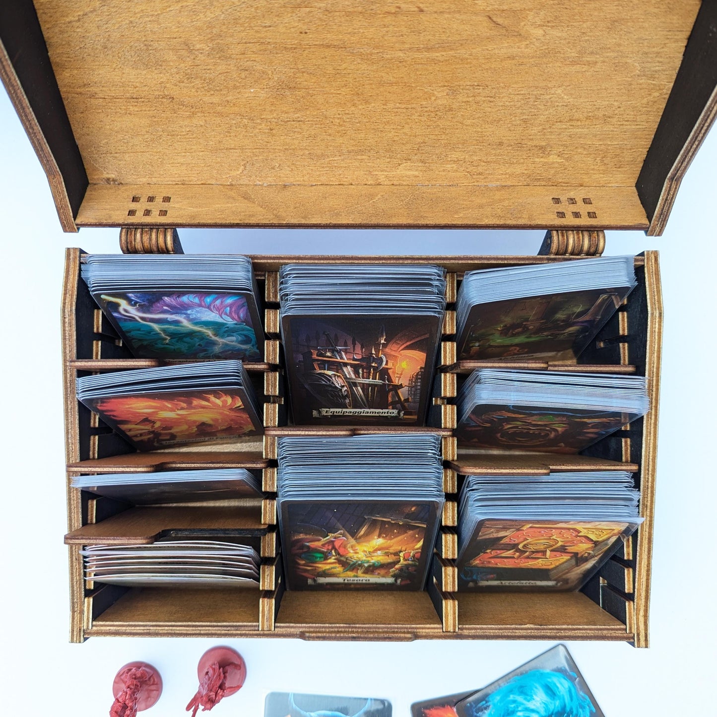 Scatola porta carte in legno per HeroQuest – Contiene 600+ carte con bustine, con divisori – Organizzatore carte HeroQuest