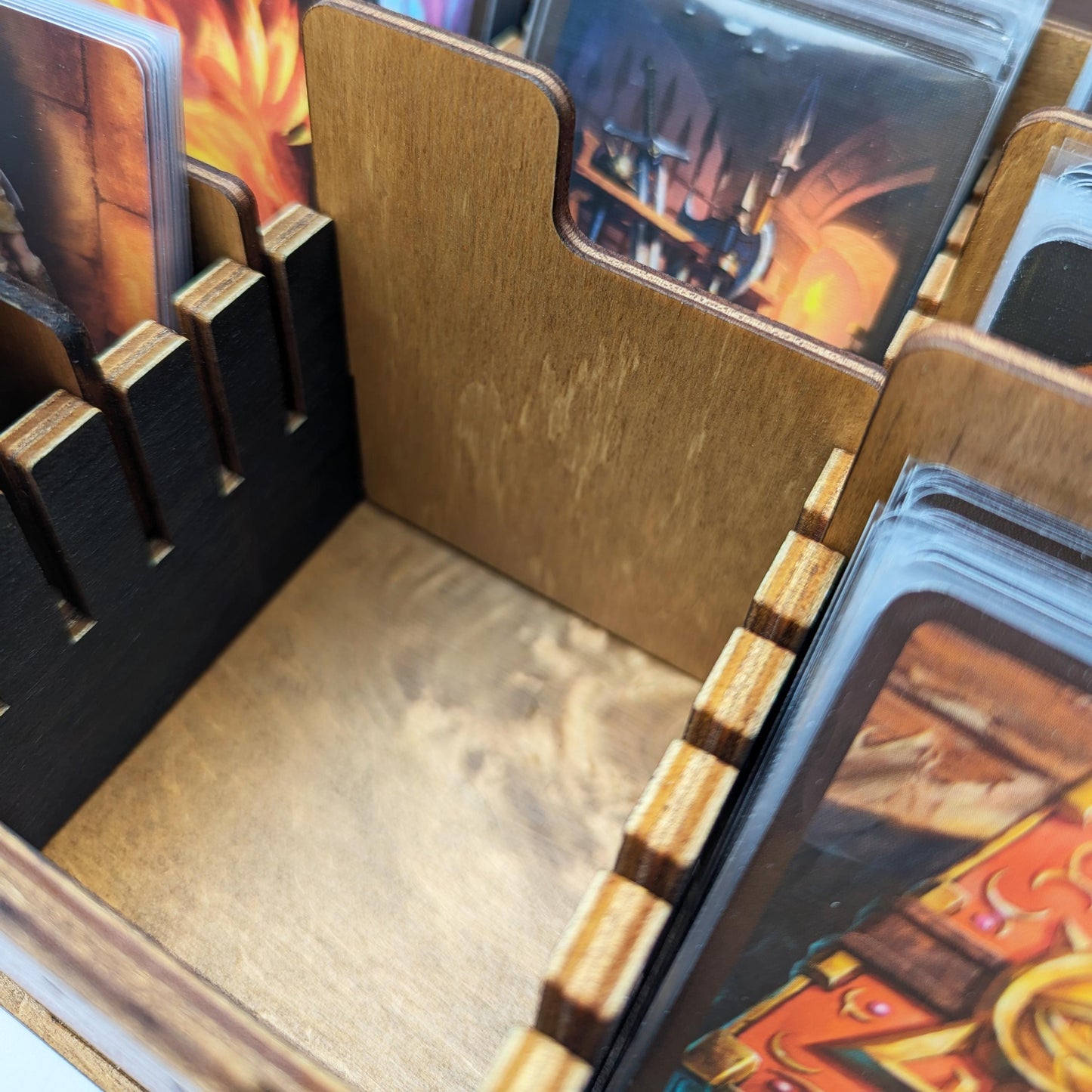 Scatola porta carte in legno per HeroQuest – Contiene 600+ carte con bustine, con divisori – Organizzatore carte HeroQuest