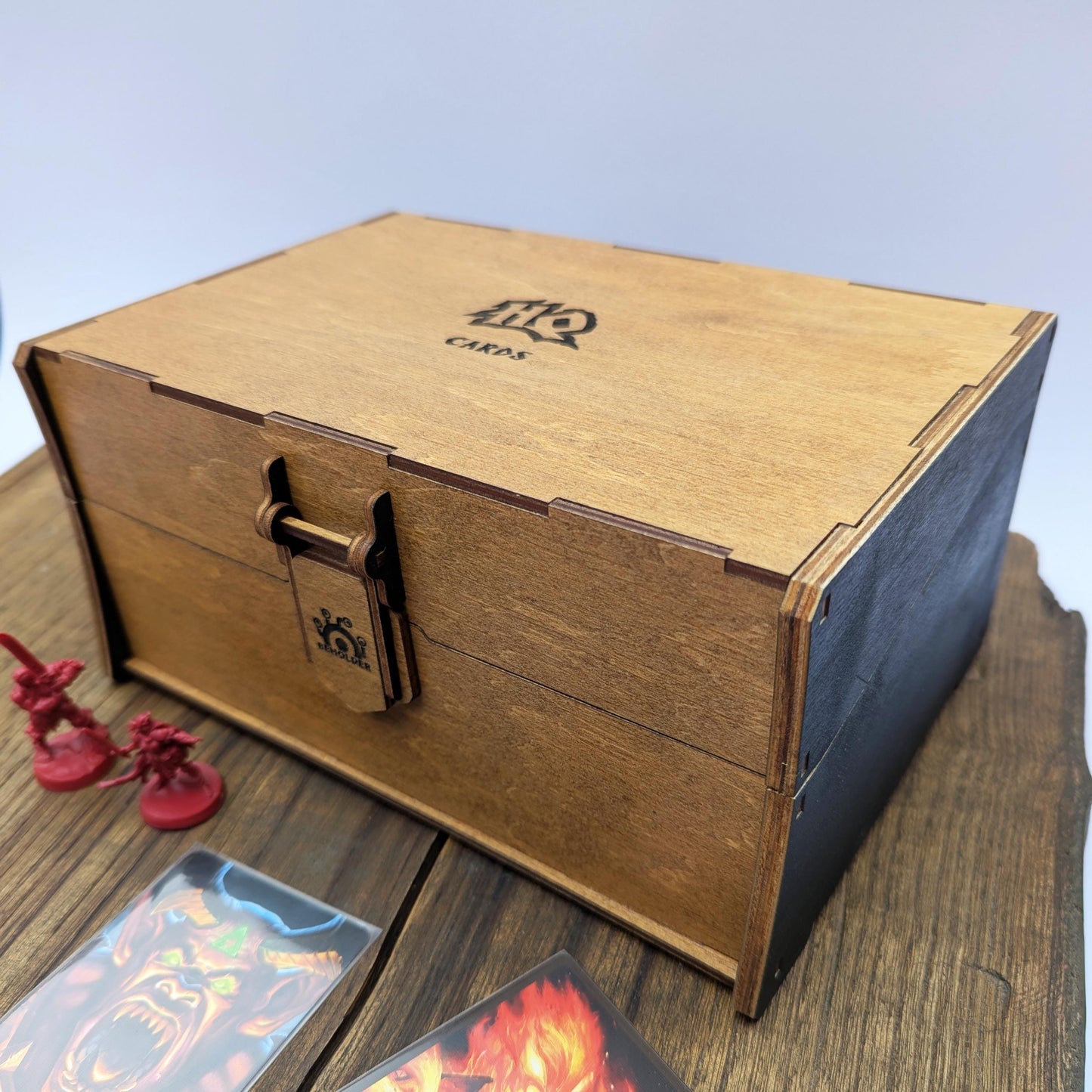 Scatola porta carte in legno per HeroQuest – Contiene 600+ carte con bustine, con divisori – Organizzatore carte HeroQuest