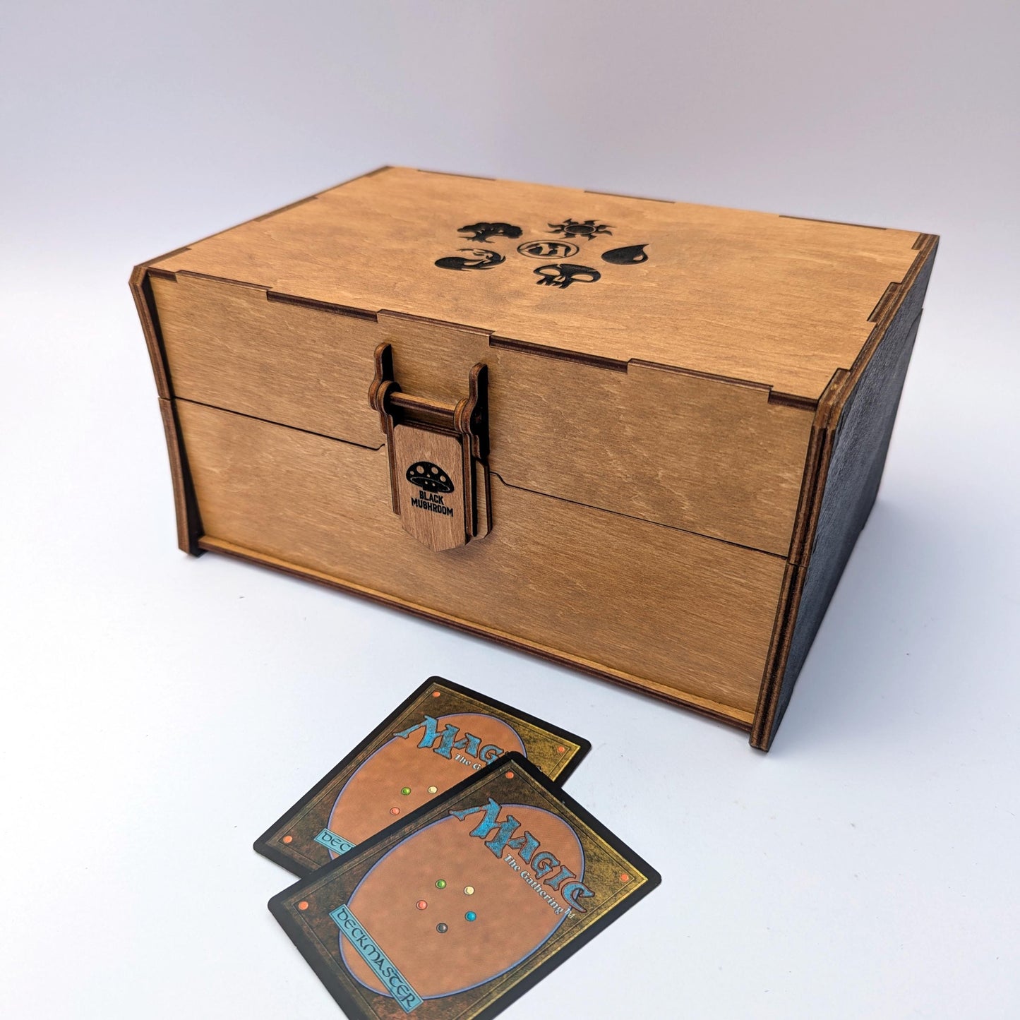 Scatola porta carte in legno per 600+ carte imbustate, con divisori interni. Coperchio personalizzabile. Magic, Lorcana, boardgames, TCG