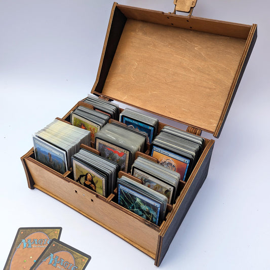 Scatola porta carte in legno per 600+ carte imbustate, con divisori interni. Coperchio personalizzabile. Magic, Lorcana, boardgames, TCG