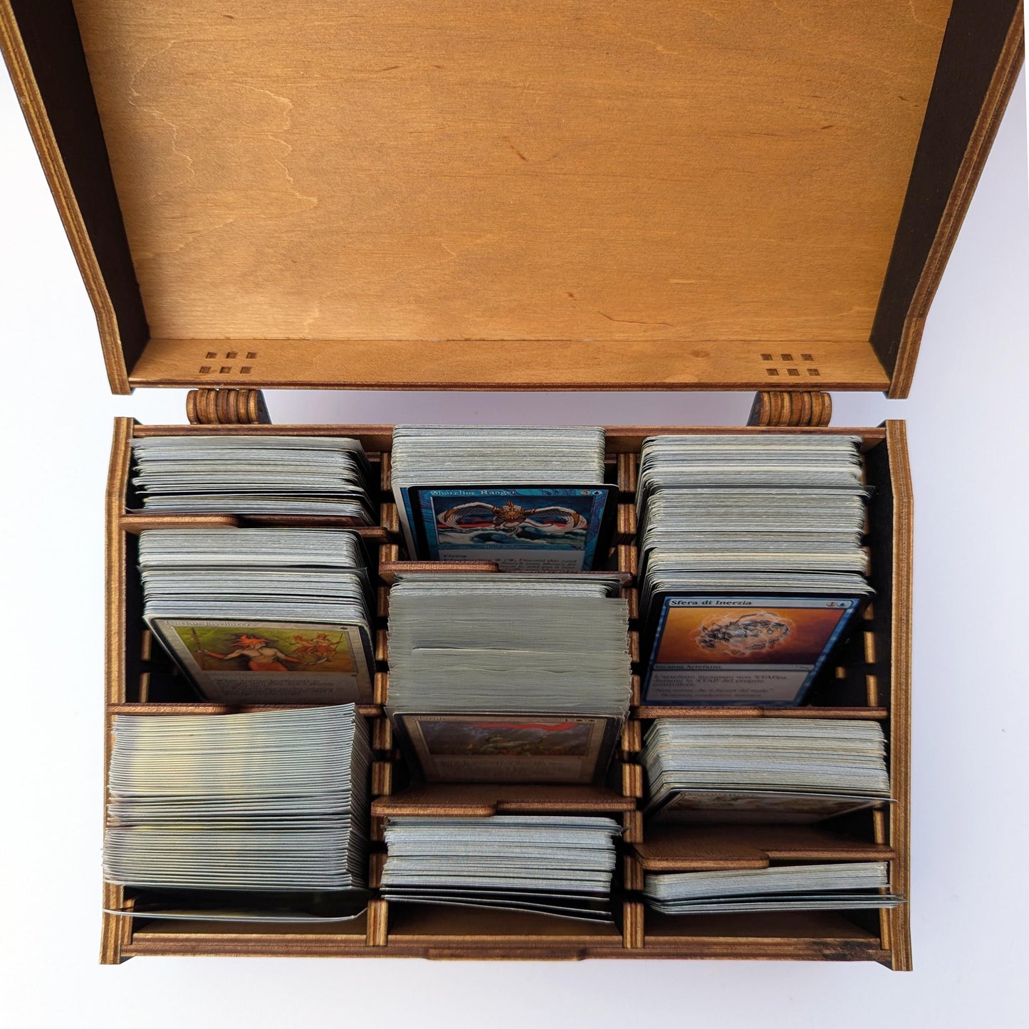 Scatola porta carte in legno per 600+ carte imbustate, con divisori interni. Coperchio personalizzabile. Magic, Lorcana, boardgames, TCG
