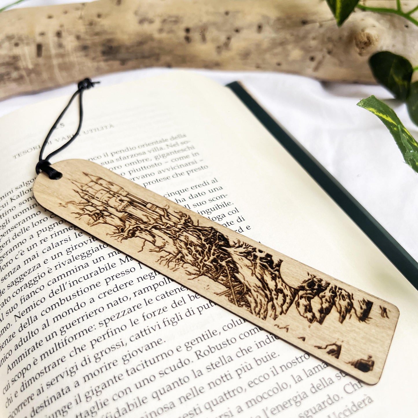 Segnalibro in legno con torri fantasy – Paesaggio dark fantasy inciso – Accessorio per lettori e amanti della fantasy e gioco di ruolo