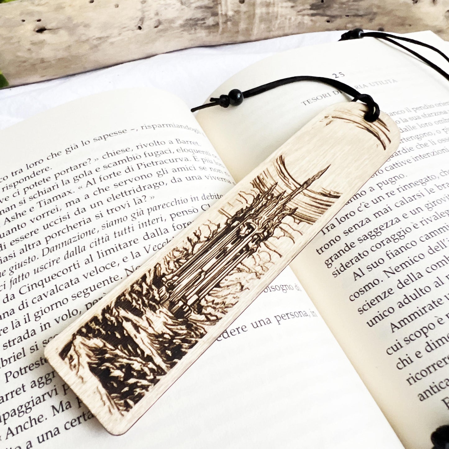 Segnalibro in legno con torri fantasy – Paesaggio dark fantasy inciso – Accessorio per lettori e amanti della fantasy e gioco di ruolo