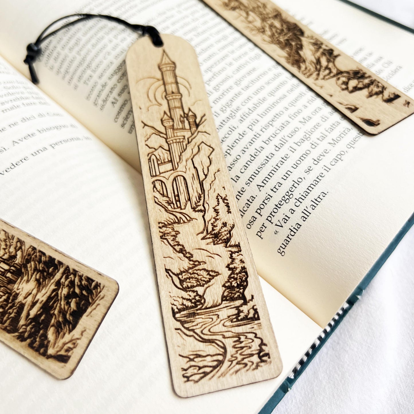 Segnalibro in legno con torri fantasy – Paesaggio dark fantasy inciso – Accessorio per lettori e amanti della fantasy e gioco di ruolo