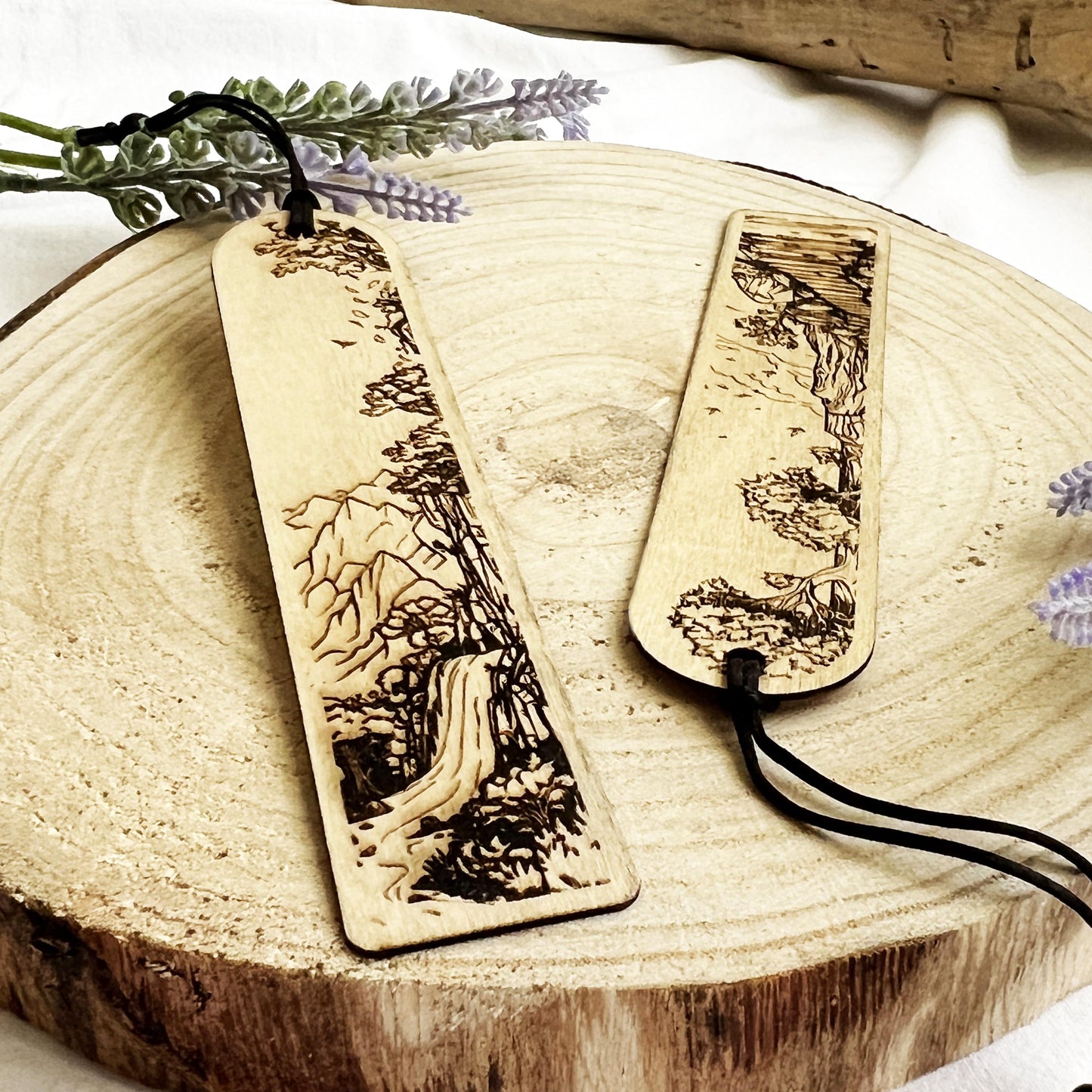 Segnalibri in legno con paesaggi naturali – Cascata e sentiero di montagna – Incisioni dallo stile zen per lettori amanti della natura