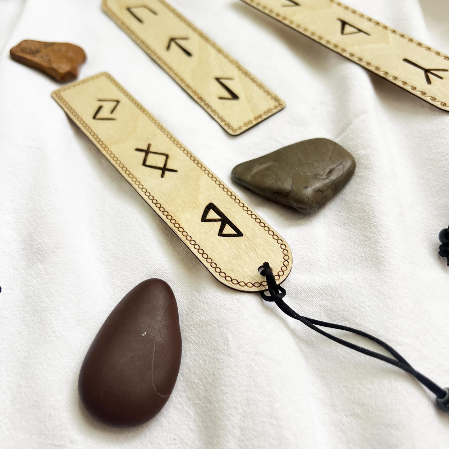 Set di segnalibri con rune vichinghe – 4 segnalibri in legno con simboli norreni – Forza, Protezione, Rinnovamento, Intuizione Spirituale