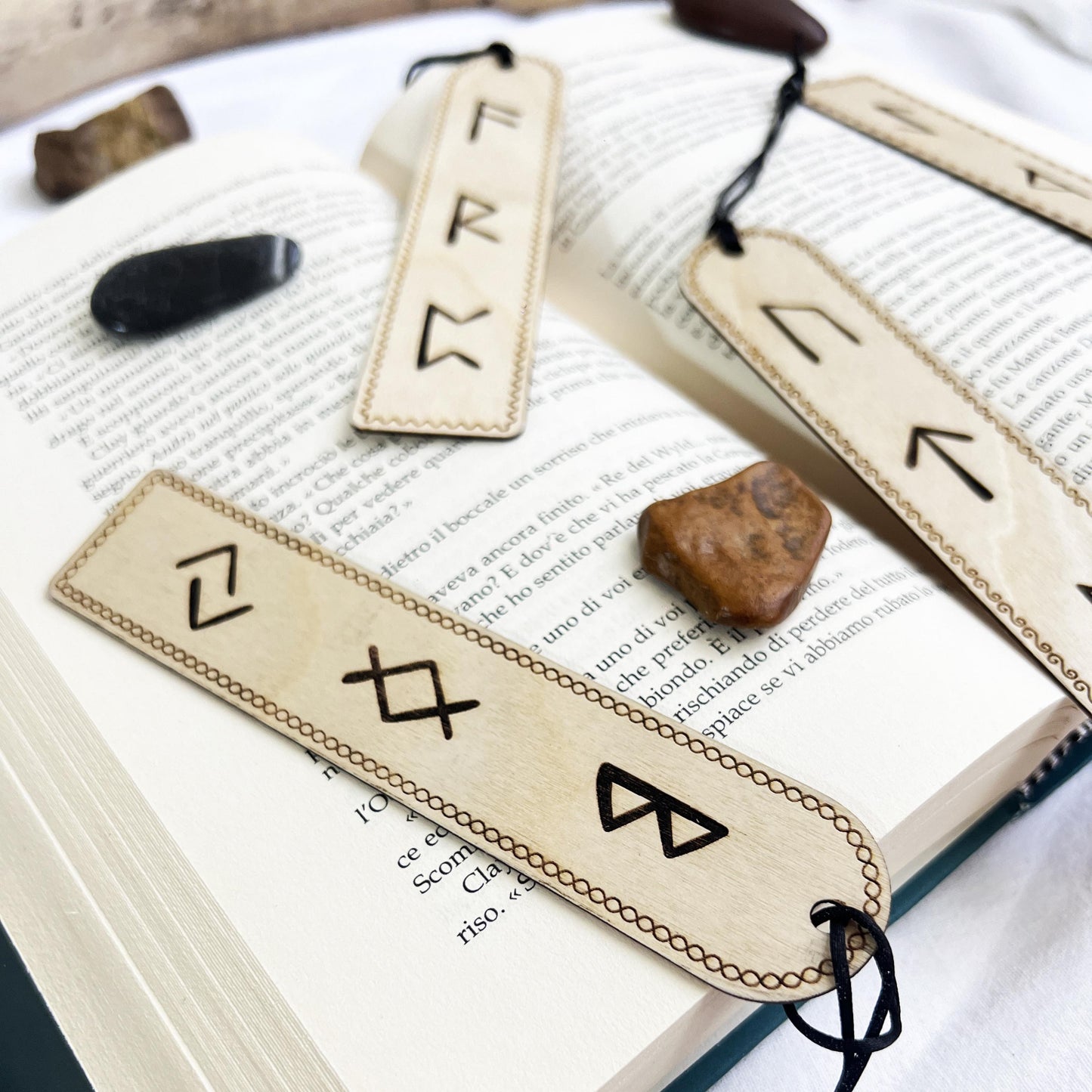 Set di segnalibri con rune vichinghe – 4 segnalibri in legno con simboli norreni – Forza, Protezione, Rinnovamento, Intuizione Spirituale