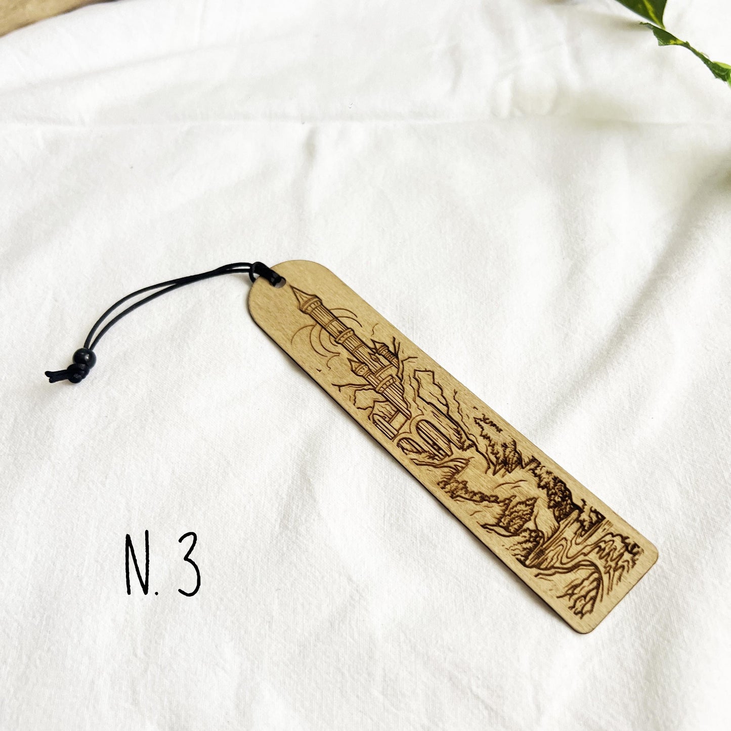 Segnalibro in legno con torri fantasy – Paesaggio dark fantasy inciso – Accessorio per lettori e amanti della fantasy e gioco di ruolo