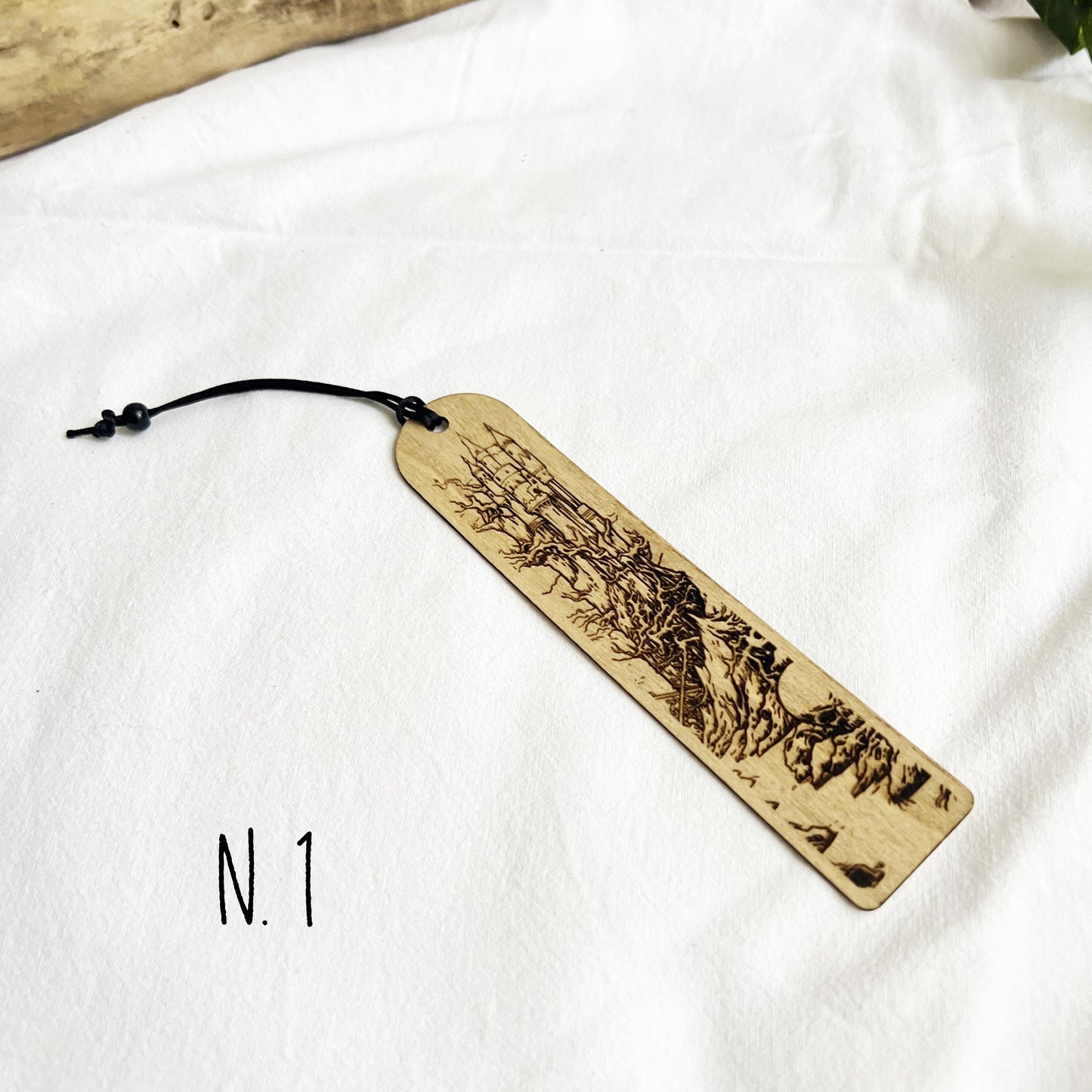 Segnalibro in legno con torri fantasy – Paesaggio dark fantasy inciso – Accessorio per lettori e amanti della fantasy e gioco di ruolo