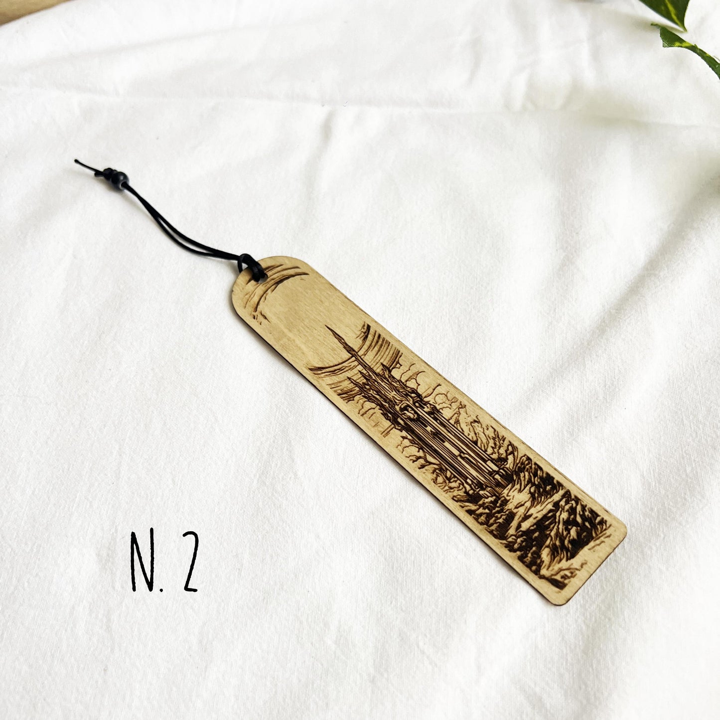 Segnalibro in legno con torri fantasy – Paesaggio dark fantasy inciso – Accessorio per lettori e amanti della fantasy e gioco di ruolo